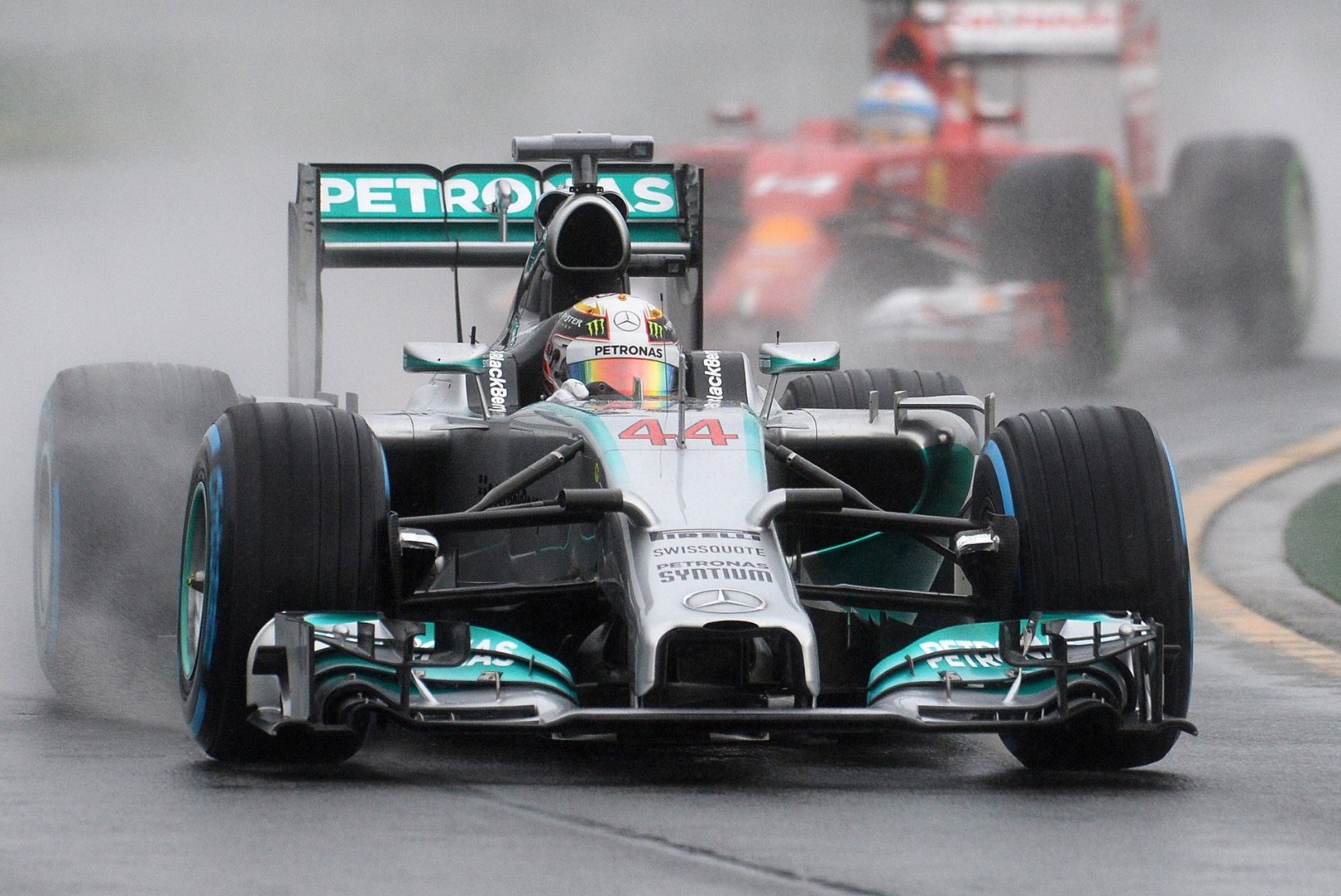 Austraalia vihmase kvalifikatsiooni võitis Hamilton, üllatusmees Ricciardo teine, Vettel põrus