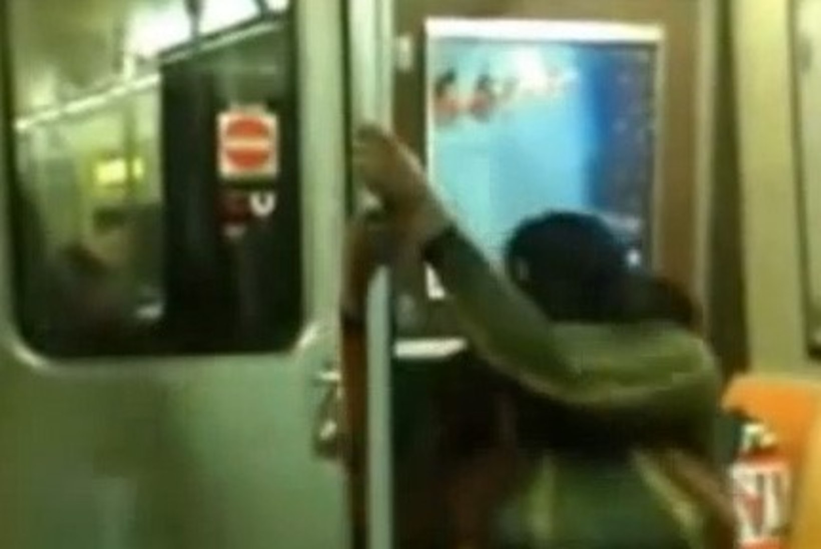 PÖÖRASELT JULGE VÕI PIINLIK: poolpaljas ja väga ülekaaluline naine tegi metroos postitantsu