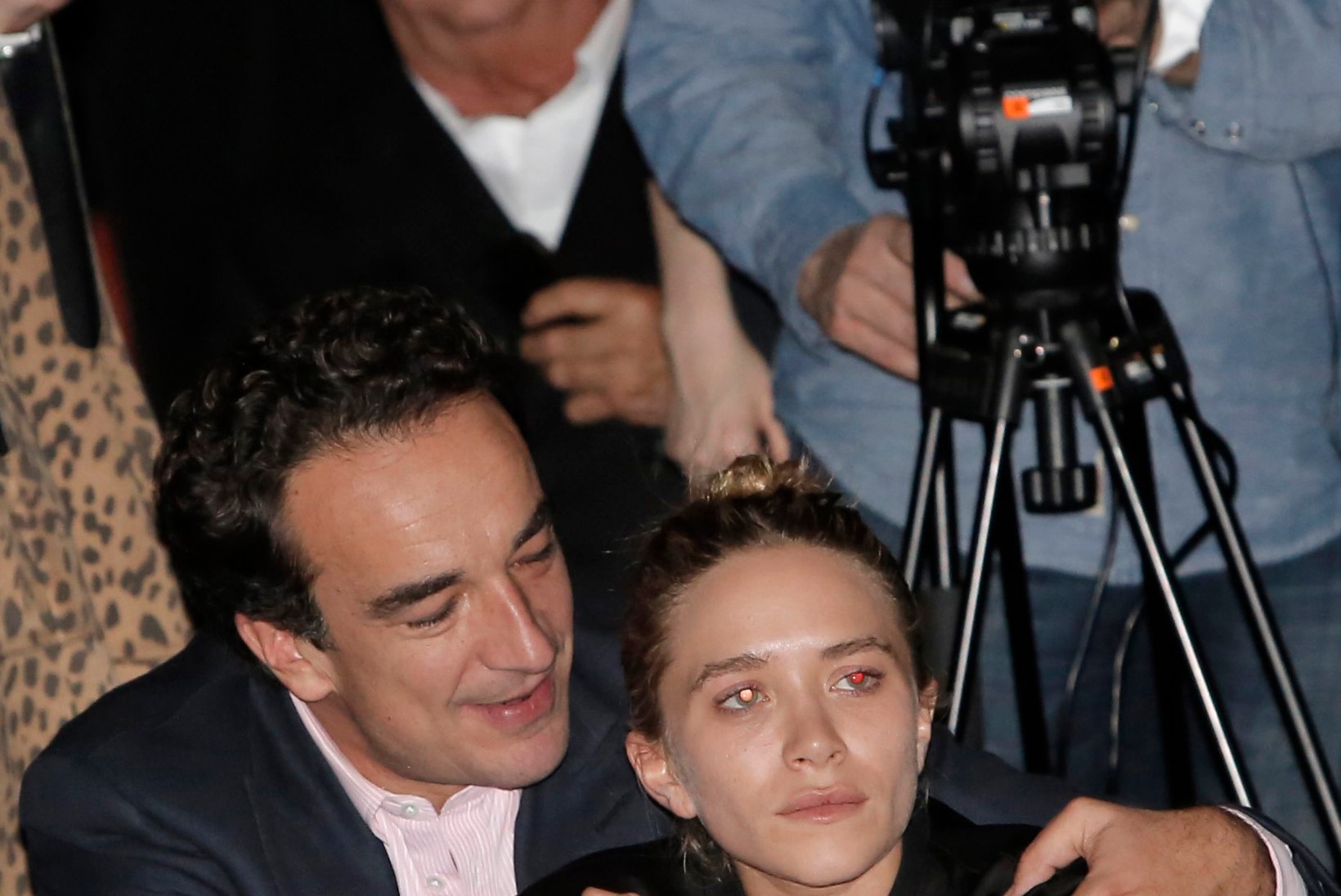 Sarkozy poolvend kihlus endise titt-tähega