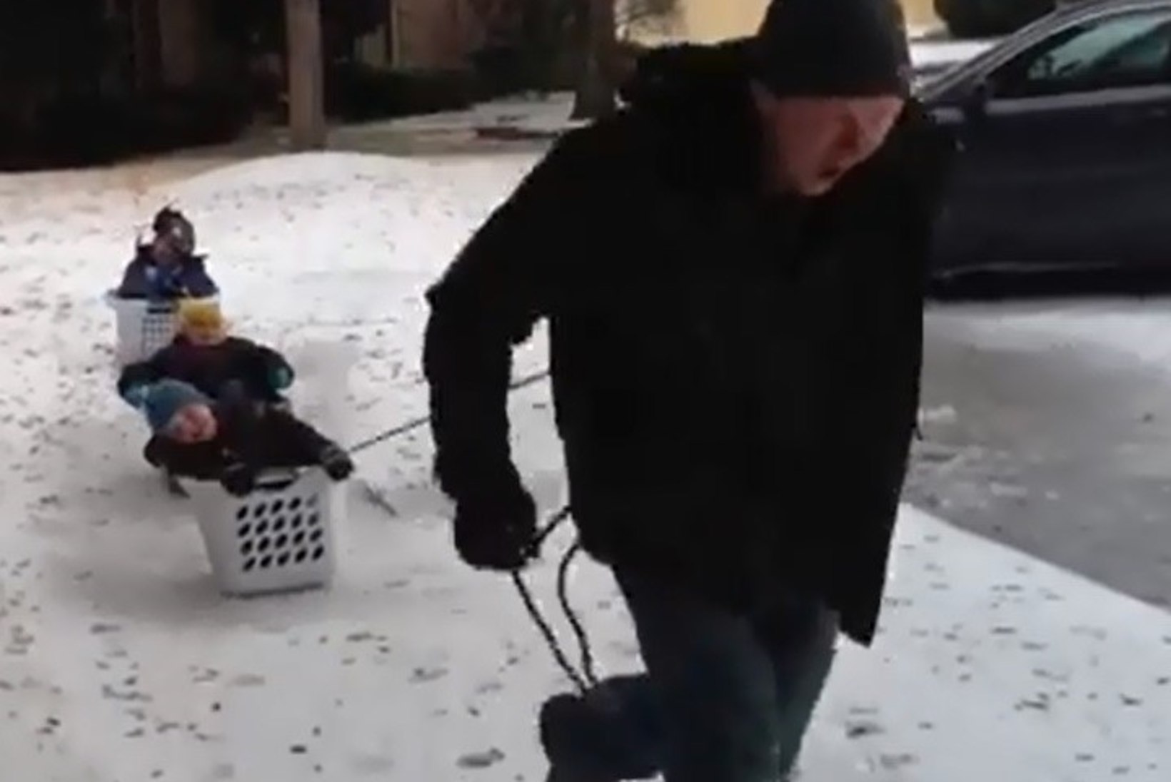 VIDEO: isa viis pojad pesukorvides kelgutama!