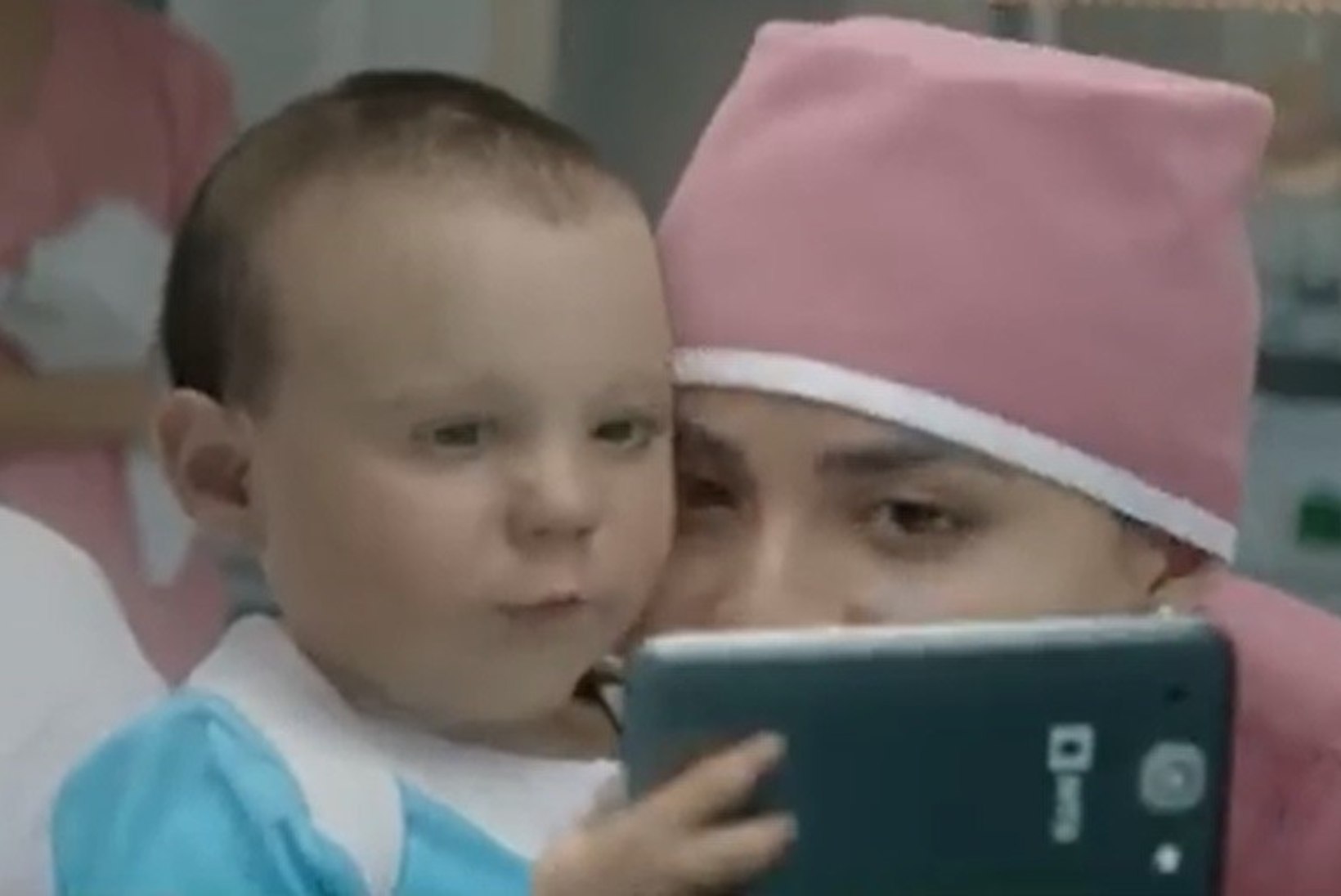 VIDEO: beebi guugeldas kohe pärast sündimist, kuidas nabanöör läbi lõigata!