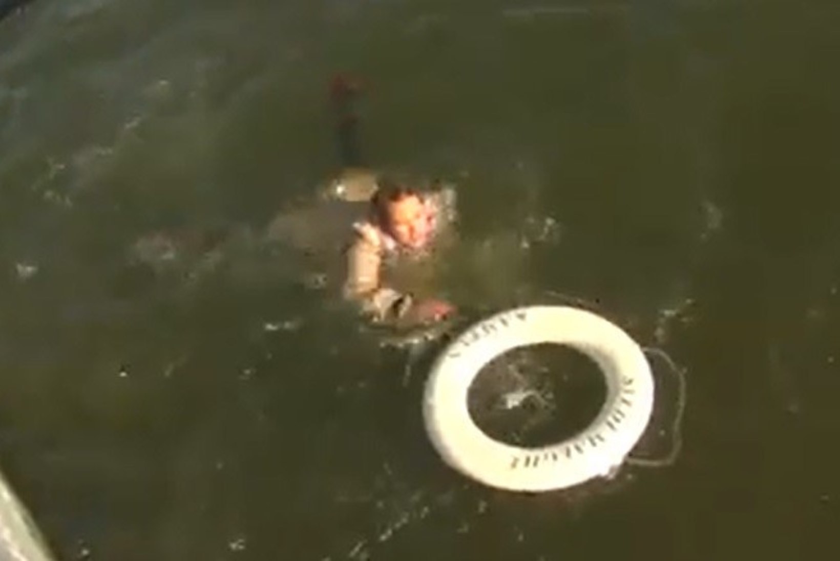 VIDEO: linnapeaga intervjuud teinud ajakirjanik kukkus jõkke