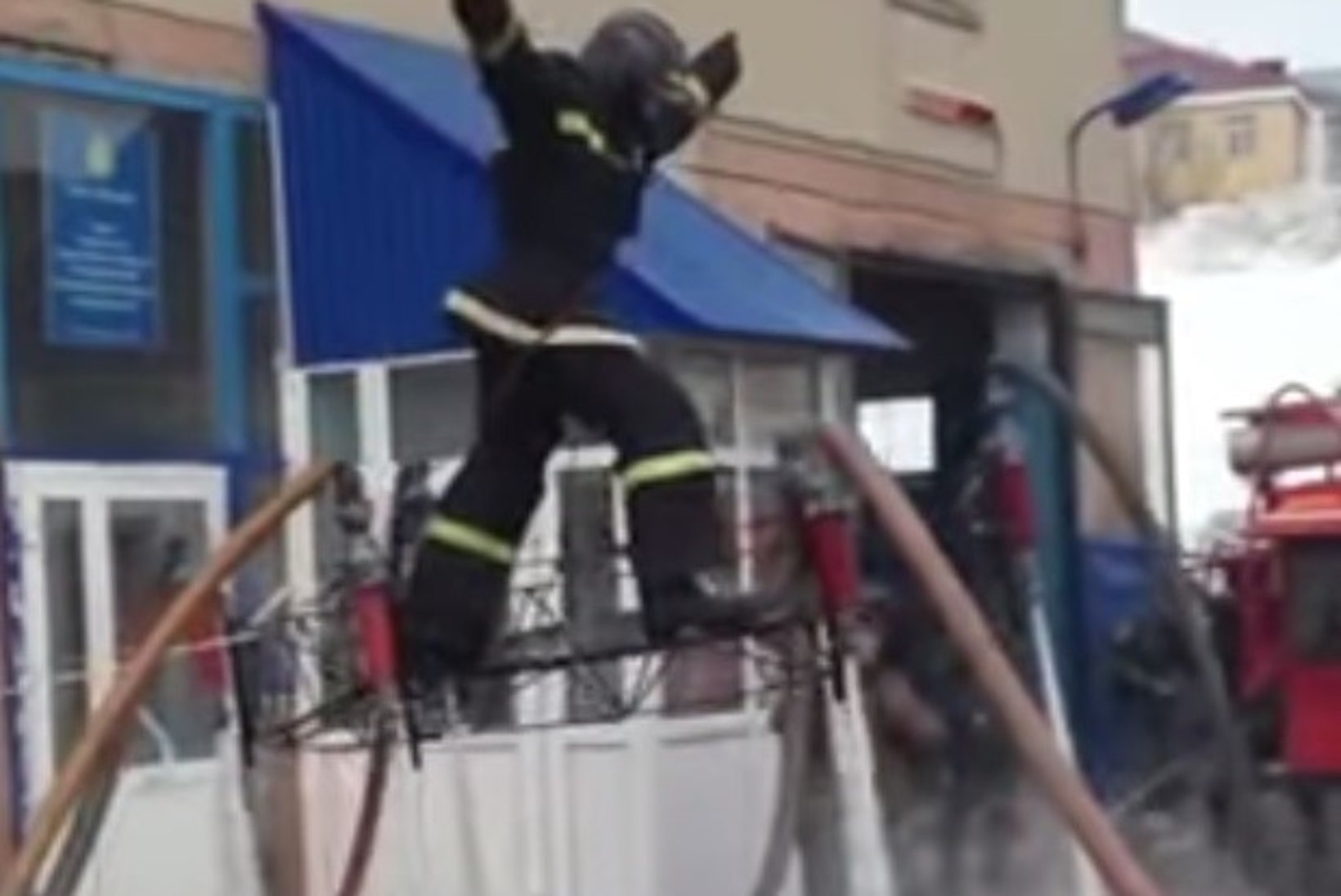 VIDEO: nii juhtub, kui Venemaa tuletõrjujatel parasjagu midagi kustutada pole