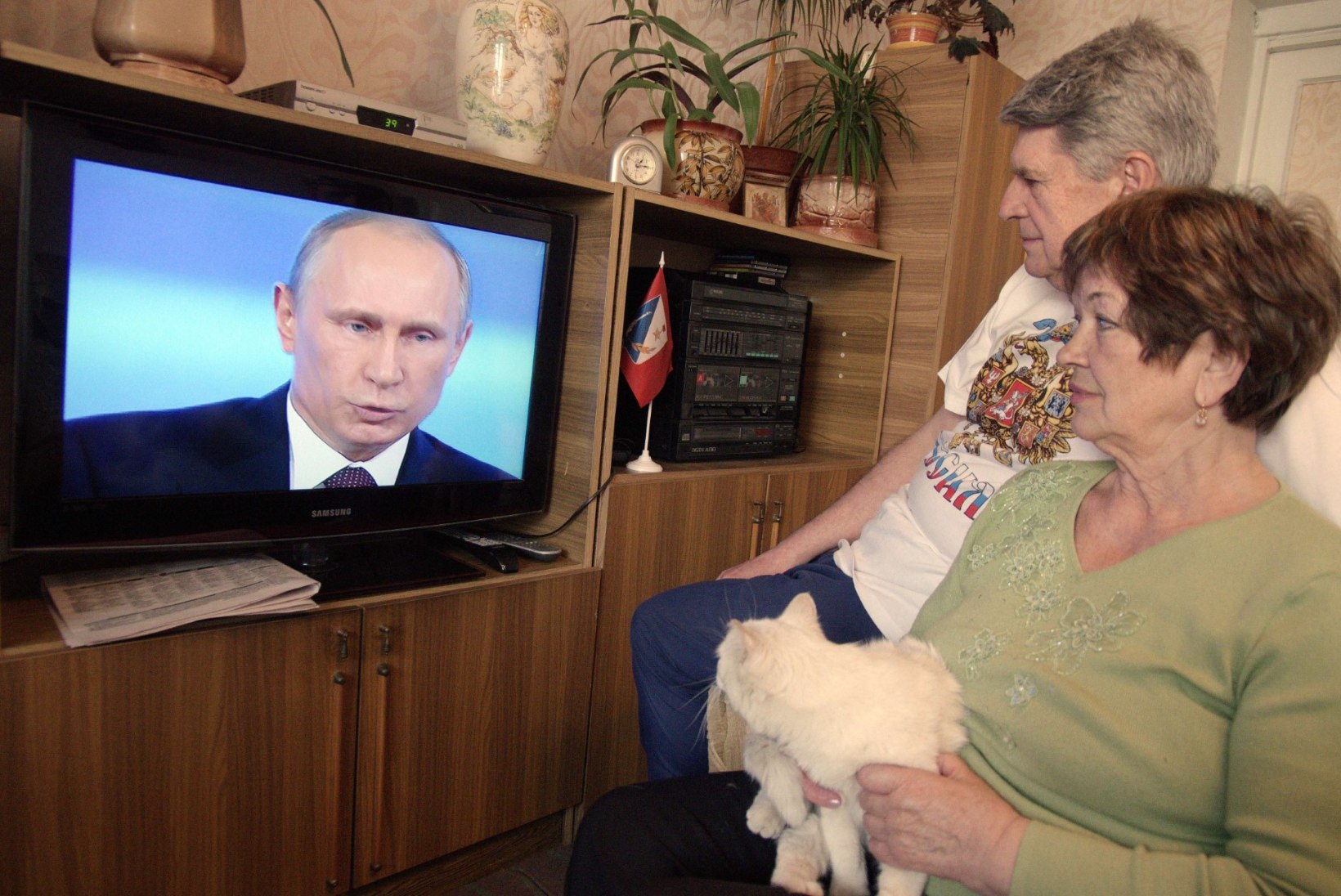 Россия просмотр просмотр телевизора. Бабушка у телевизора с Путиным.