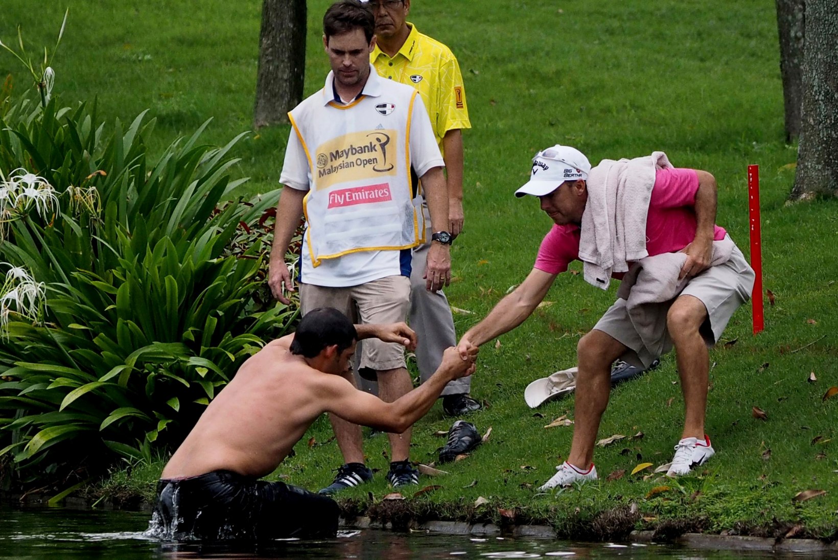 VIDEO: Hispaania golfimängija hüppas kimalaste eest põgenedes tiiki!