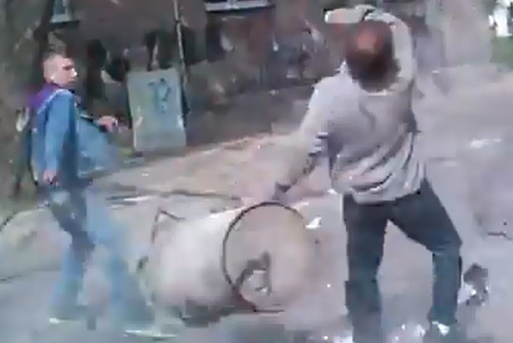 VIDEO: prügikastist tehtud kahur lõi poolaka selili!