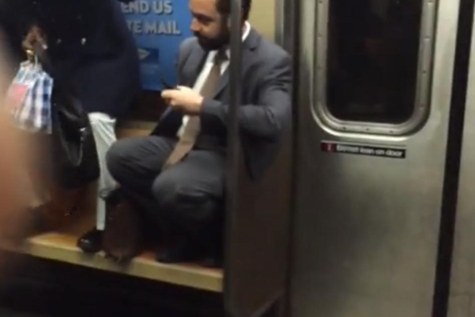 VIDEO: nii juhtub, kui rott rahvast täis metroosse pääseb
