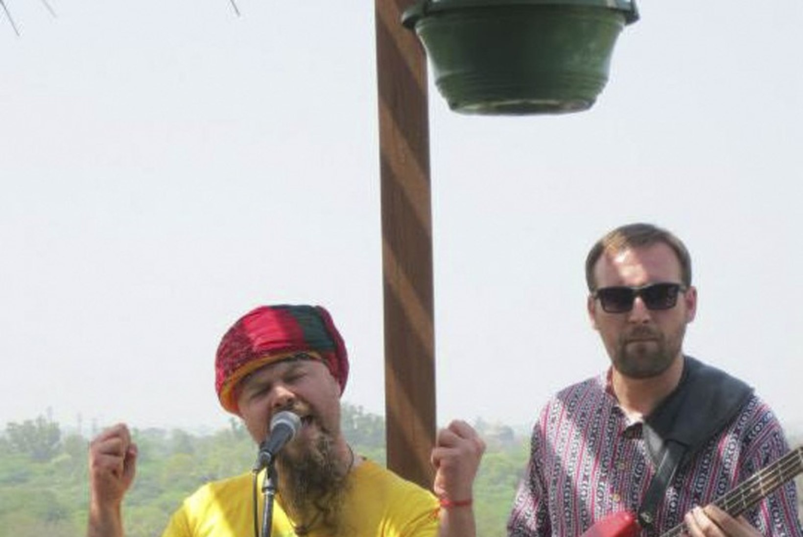 Eesti bänd Bombillaz laulis Indias linnaväljaku jagu publikut rõõmust kargama