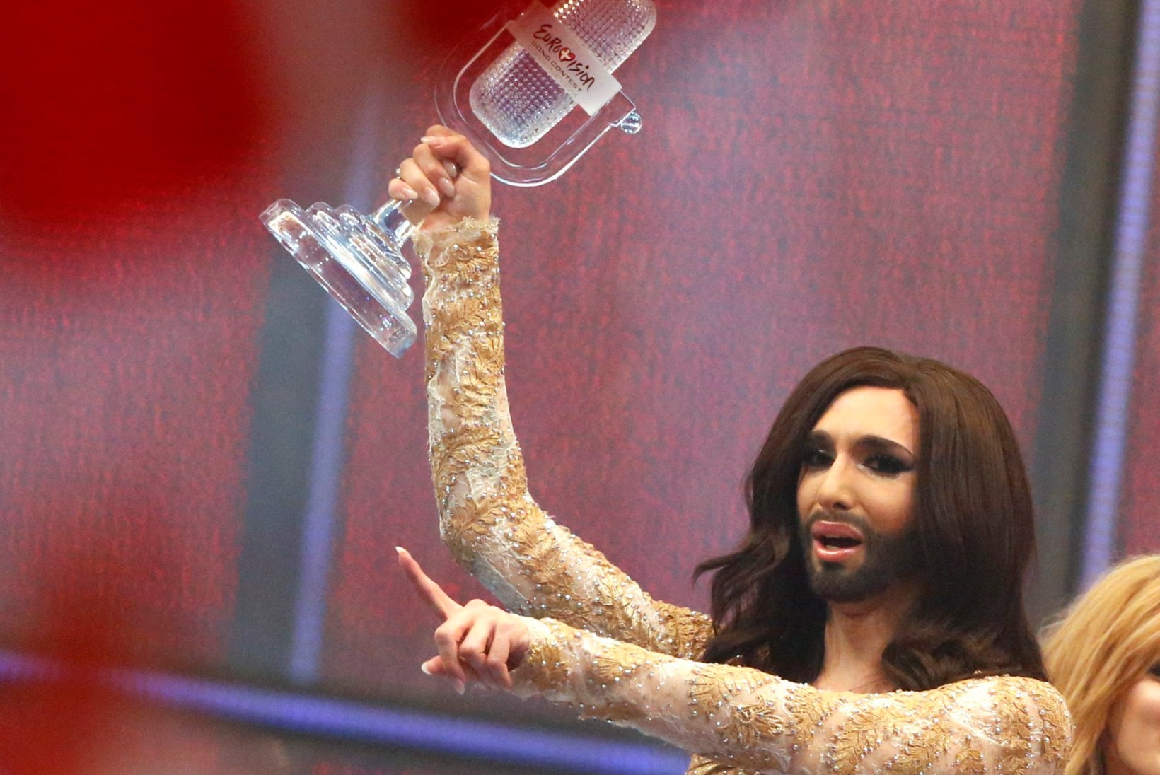 USKUMATU! Poliitaktivist Meelis Kaldalu smugeldas end Eurovisioni-lavale ja korraldas võiduhetkel stseeni!