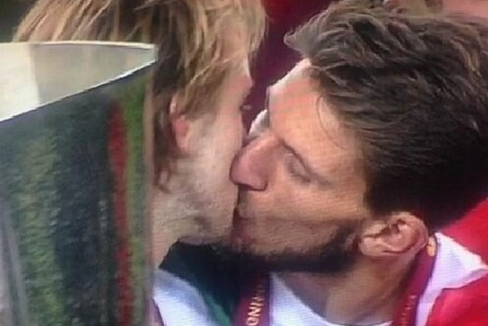 TABUDETA SÕPRUS: Sevilla jalgpallurid tähistasid karikavõitu kuuma suudlusega