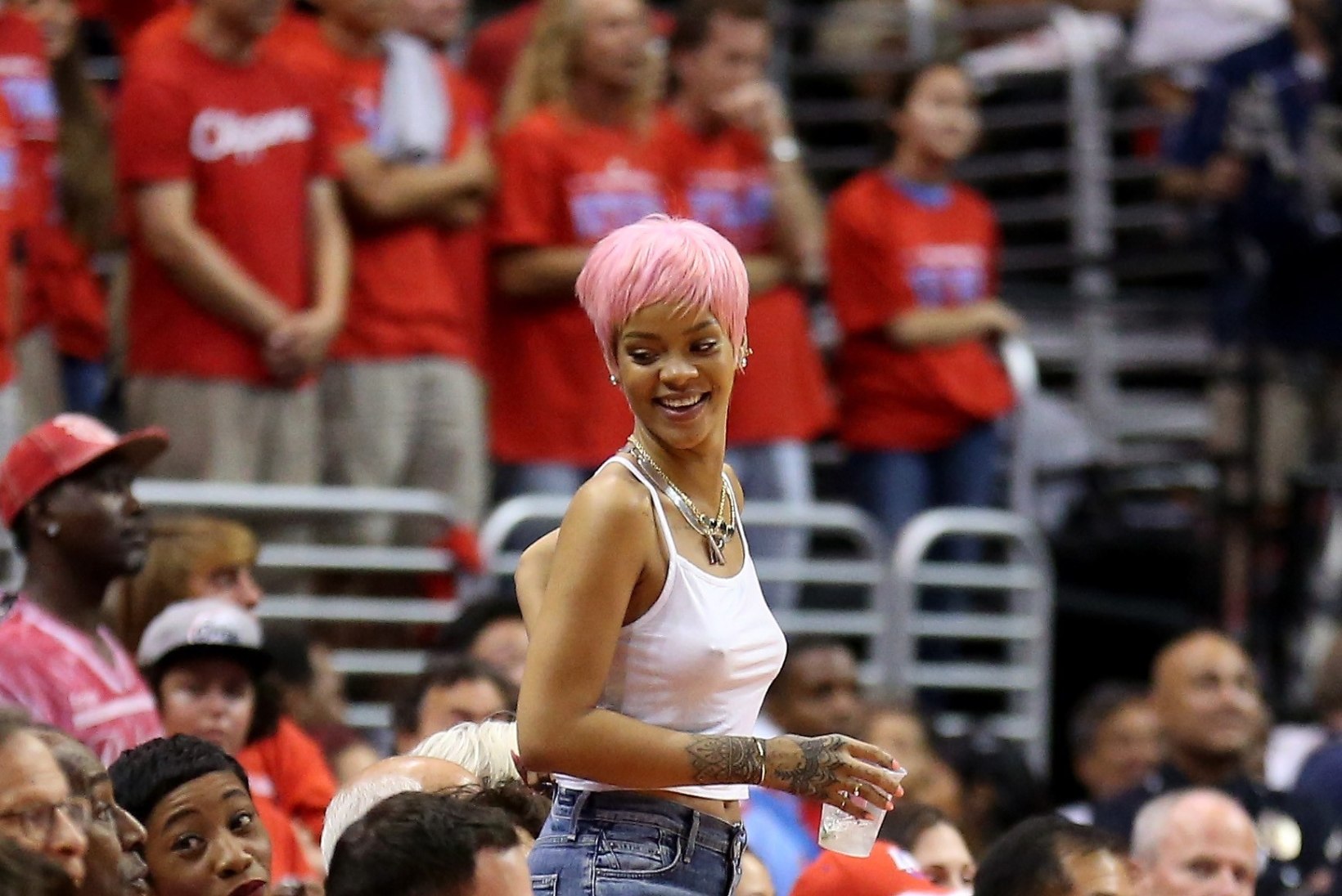 PILTUUDIS: Rihanna värvis juuksed roosaks!