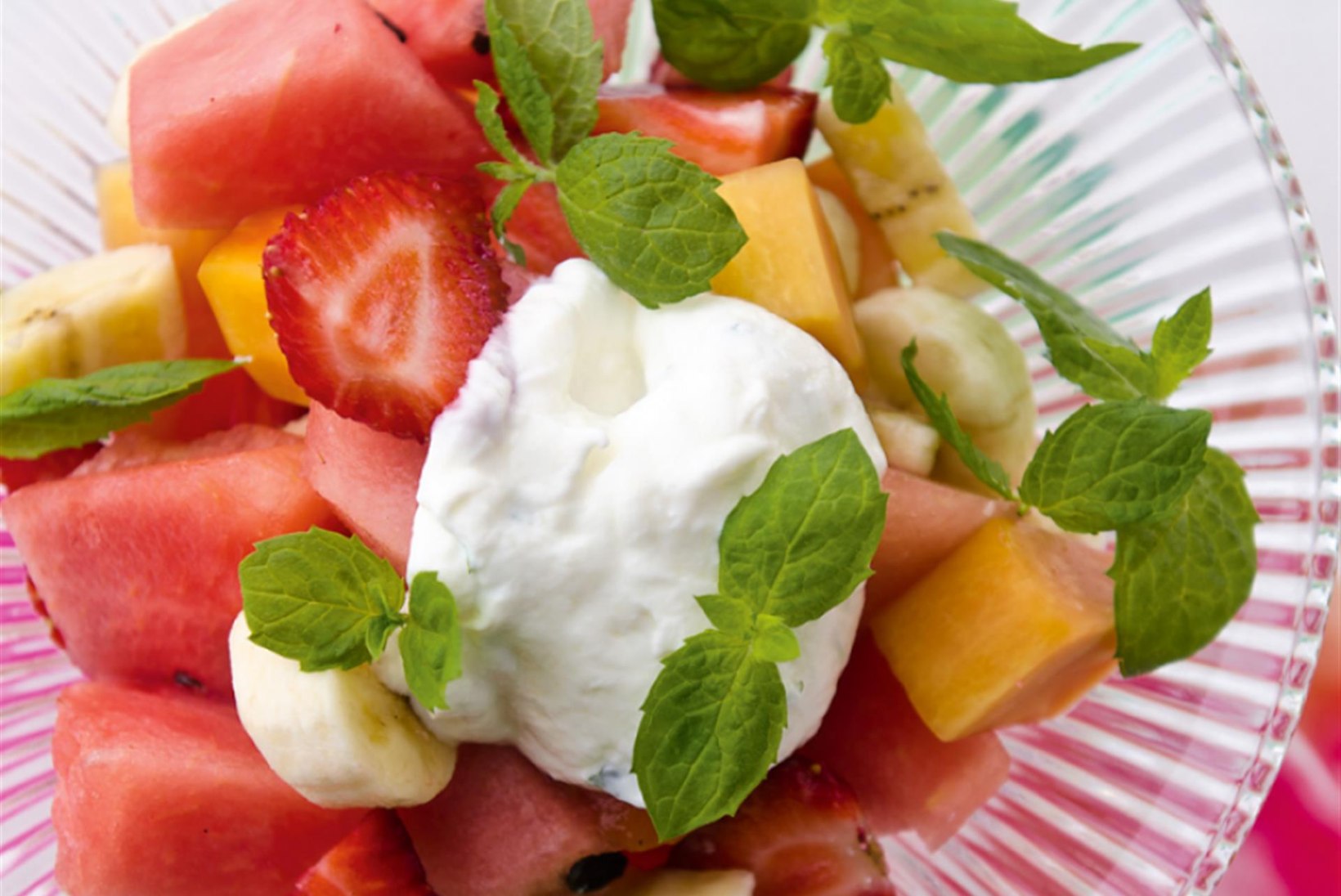 Puuviljasalat maasikate ja jogurtikastmega