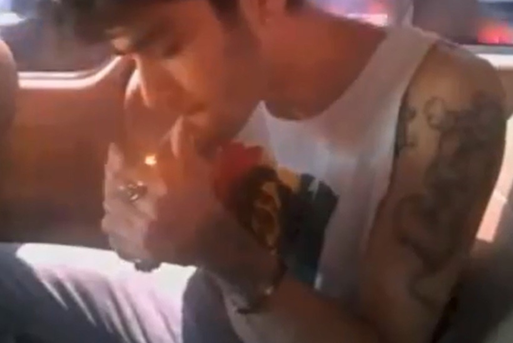 SKANDAALNE VIDEO: One Directioni poisid suitestasid kaubikus kanepit!