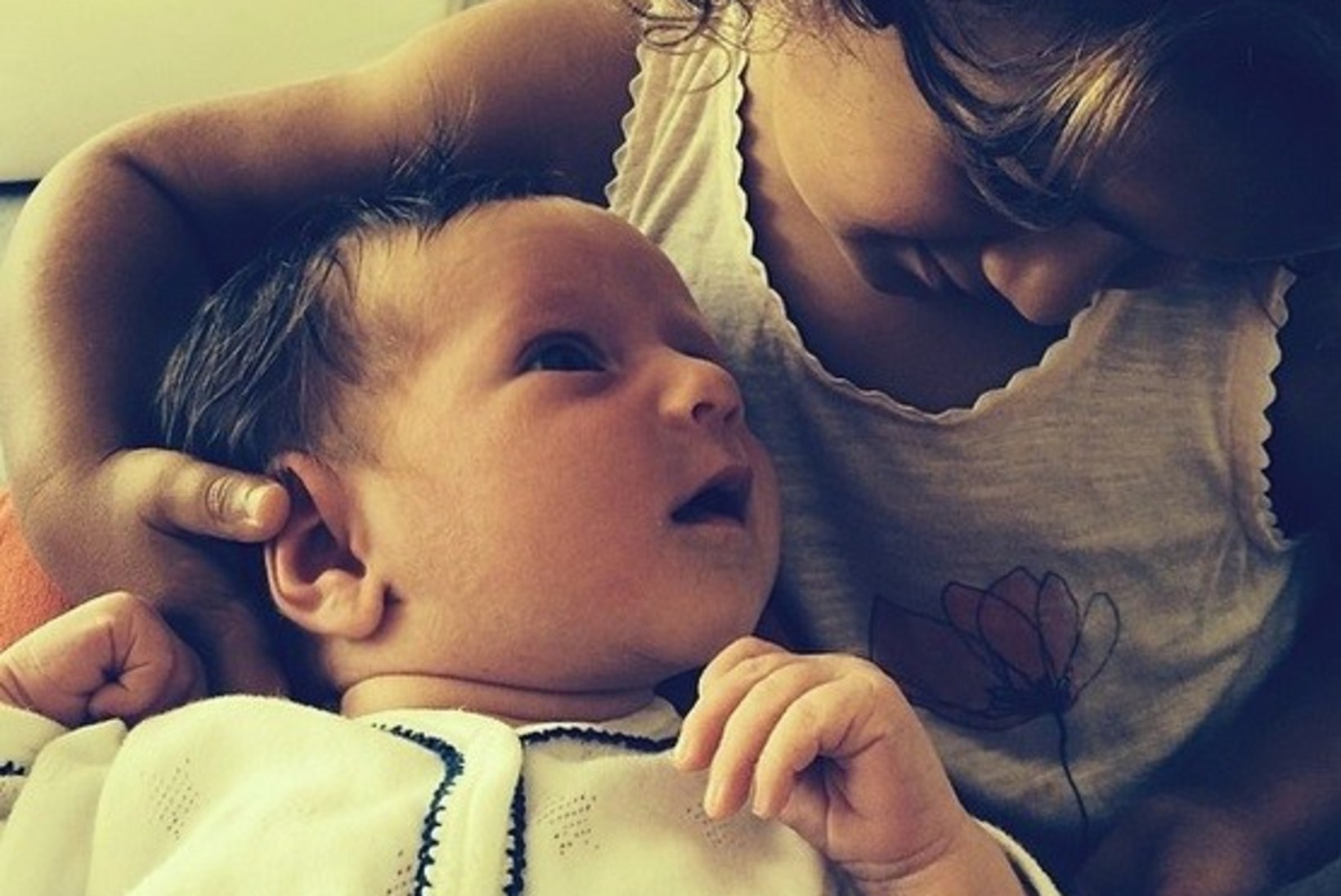 PILTUUDIS: Bruce Willise naine postitas Instagrami pildi, kus ta annab oma pisitütrele rinda