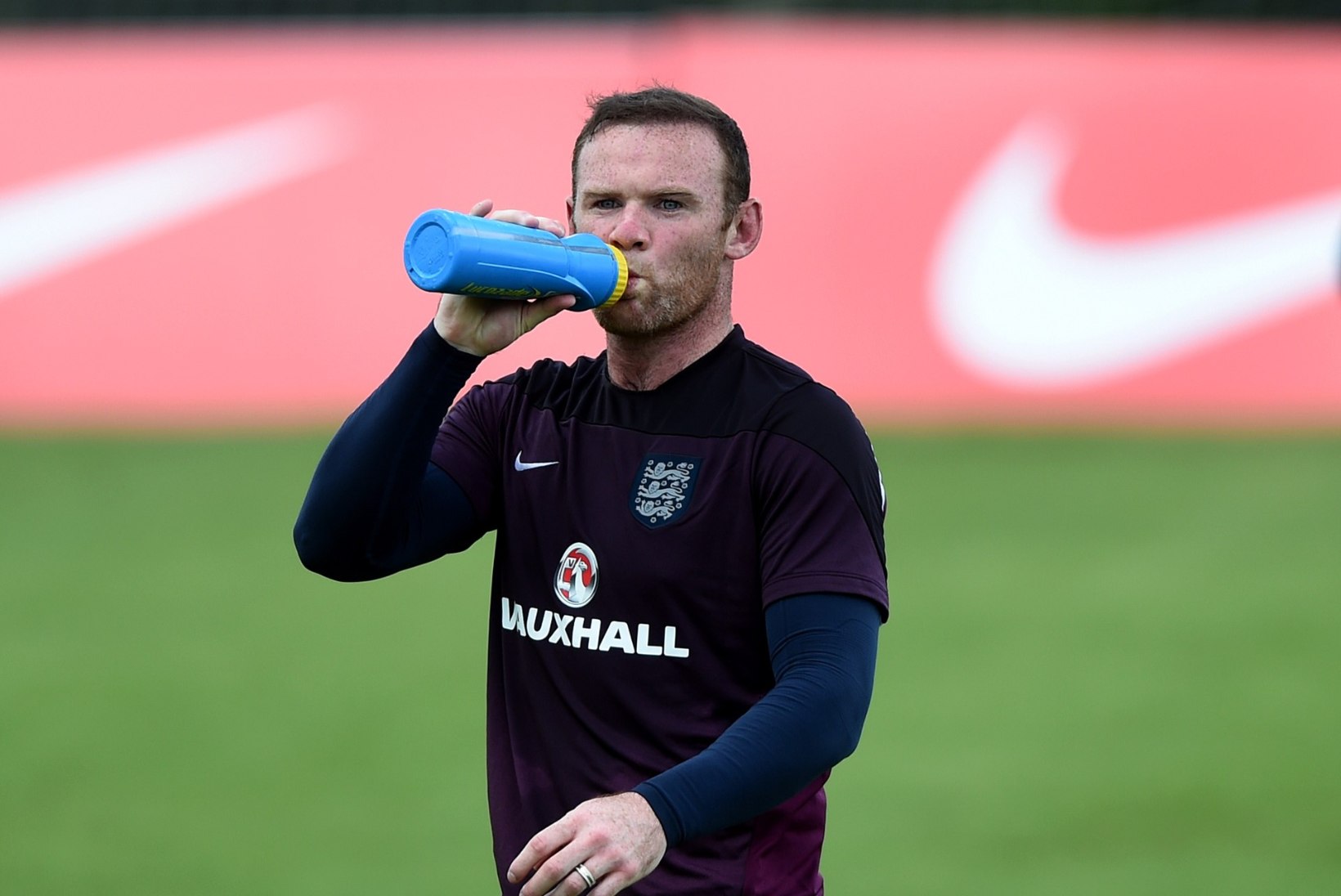 Inglased saavad MM-i võidu eest natuke rohkem, kui Rooney ühes nädalas