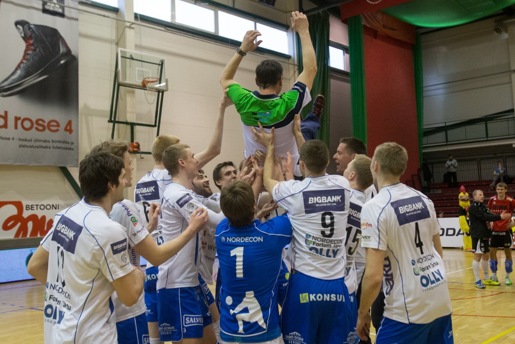 KÄED LÖÖDUD: Andrei Ojamets jätkab Tartu võrkpallimeeskonna peatreenerina
