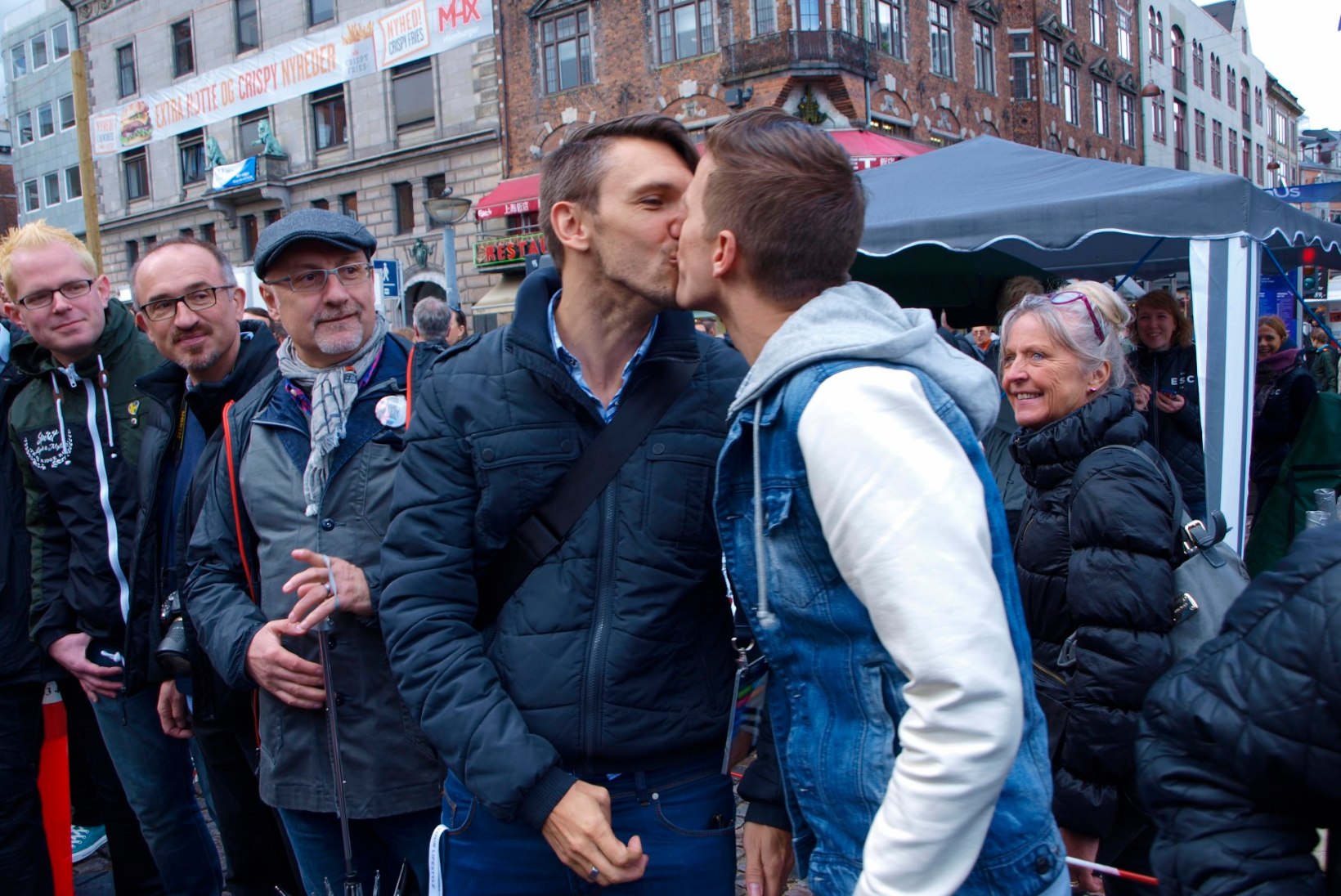 MUSIREKORD: Eile püüti purustada pikima suudlusketi Guinnessi rekordit