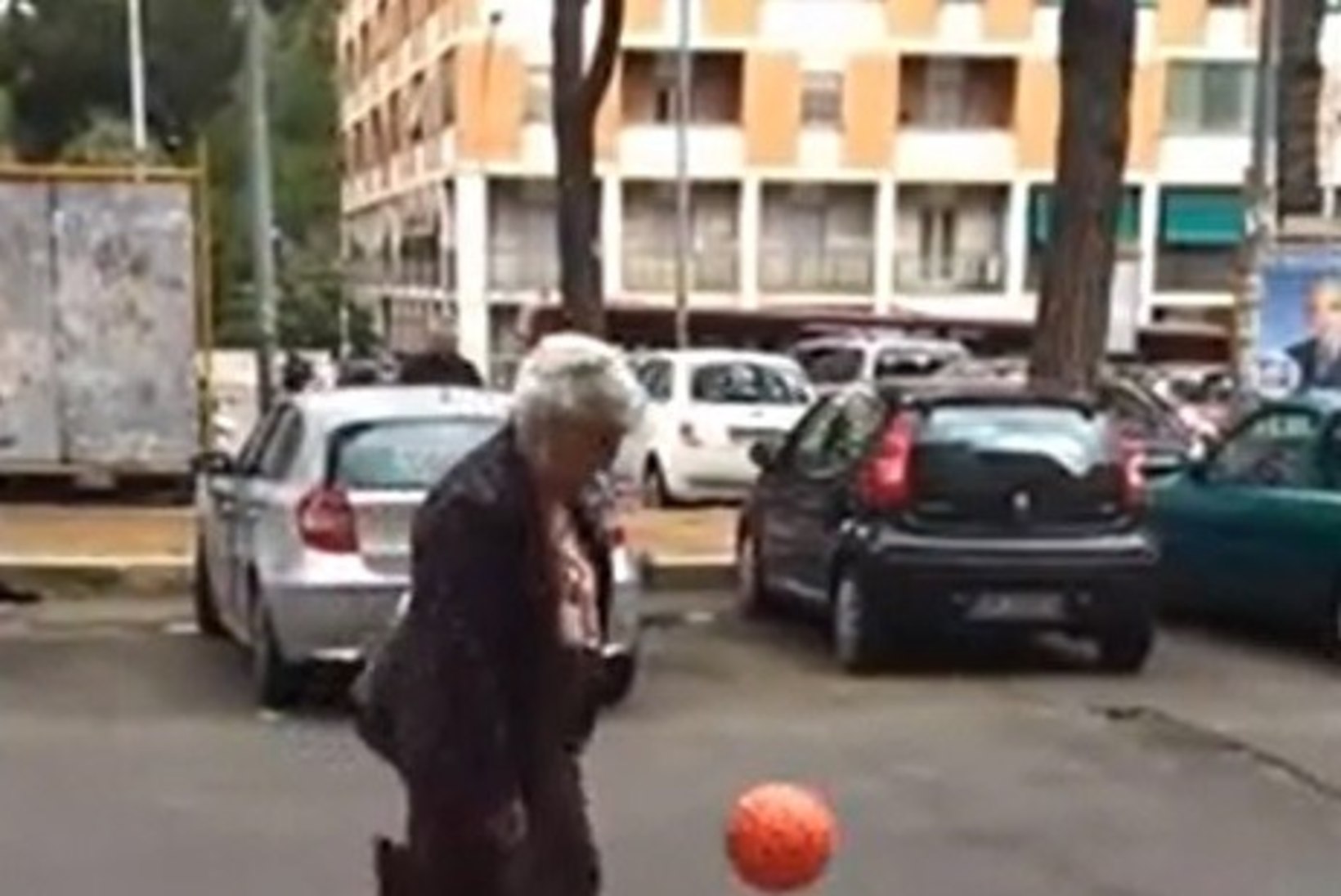 VIDEO: vanus pole mingi näitaja! Vanamemm demonstreeris noortele oma jalgpallioskusi