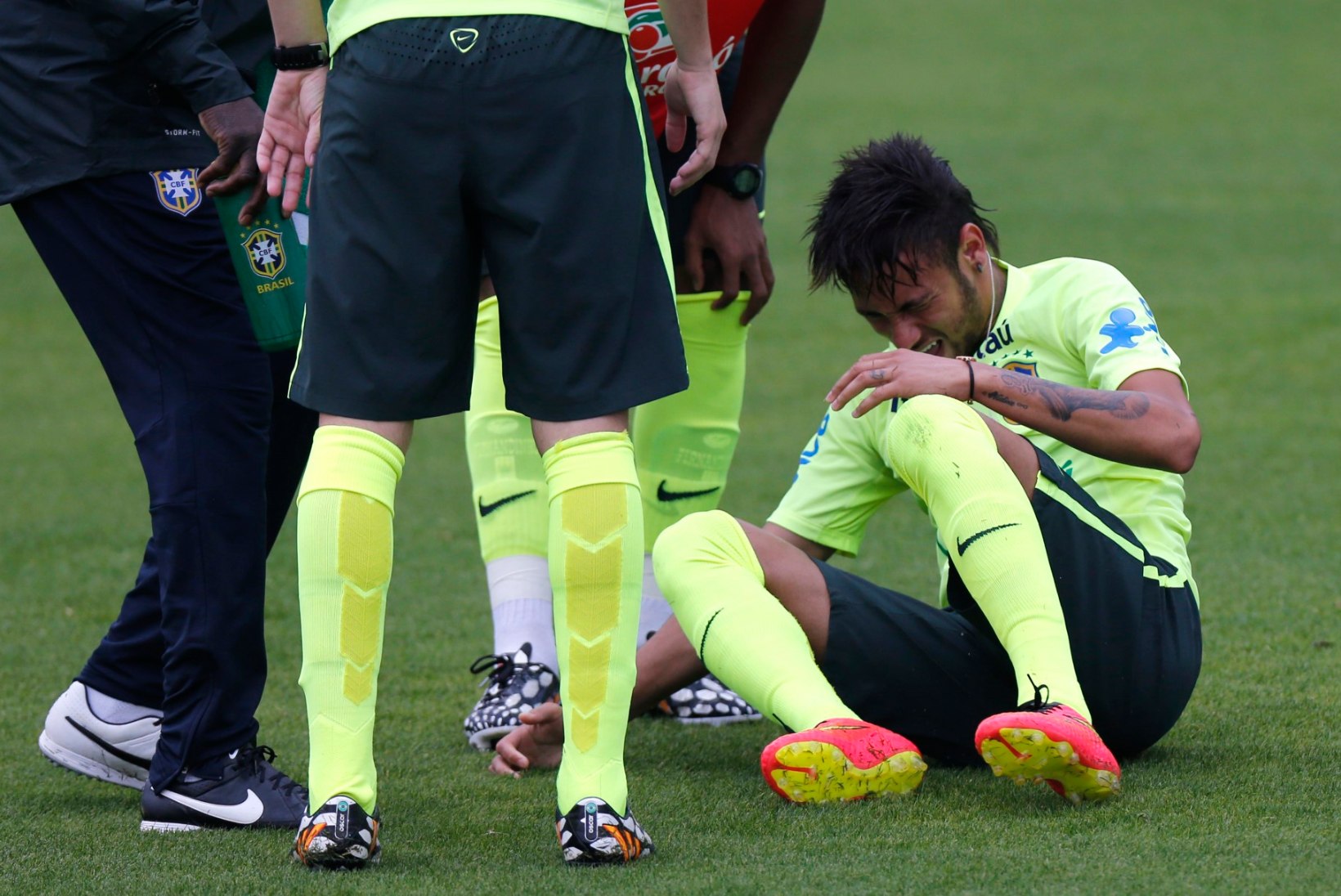 Neymar hirmutas vigastusega, Suarez kahtleb Inglismaa vastu mängimises