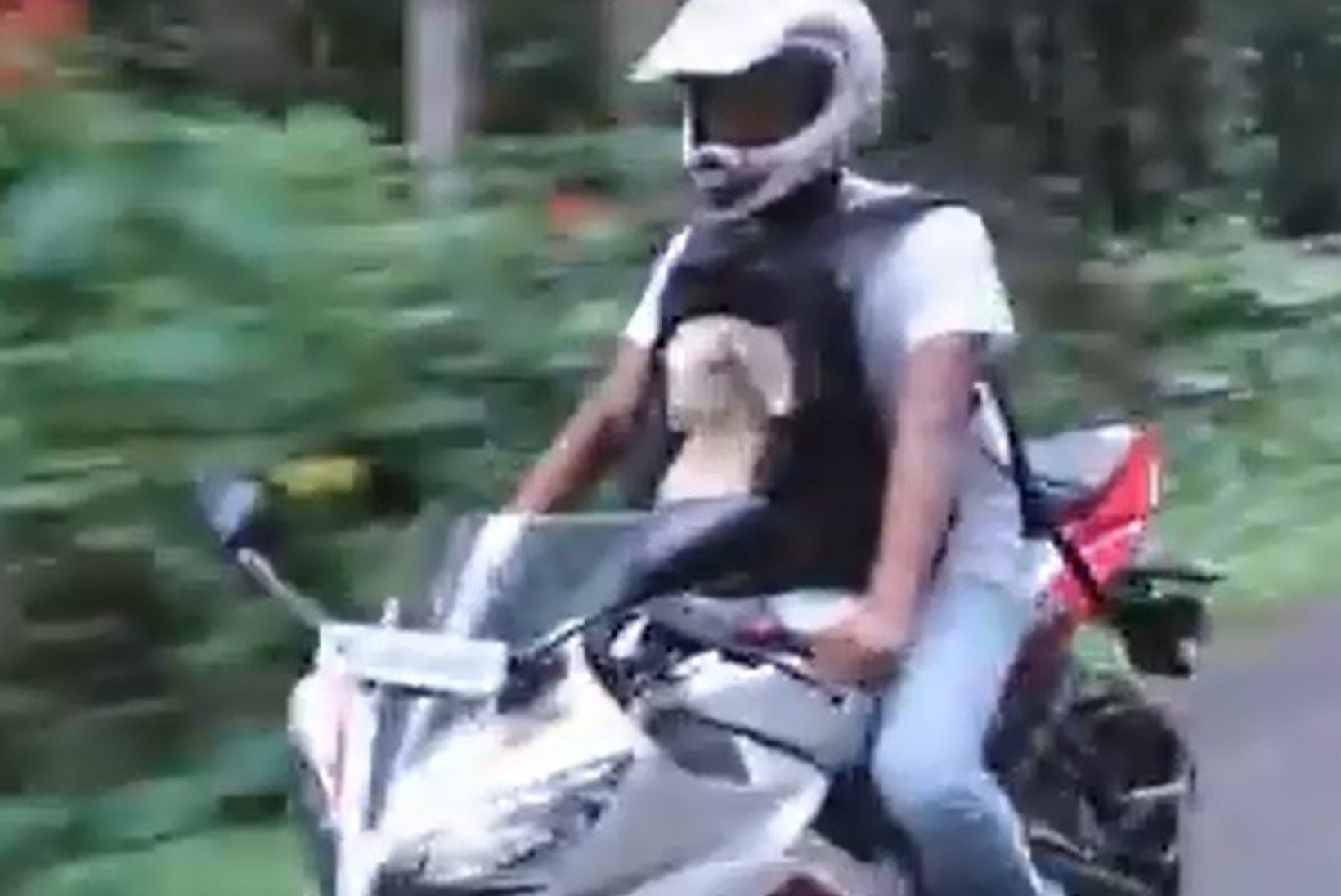 NUNNU VIDEO: mees viis kitsetalle mootorrattaga sõitma