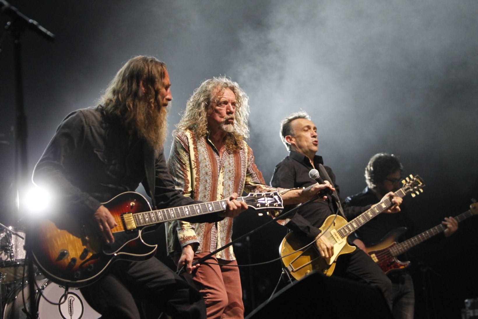 GALERII: Robert Plant haaras publiku juba esimese looga