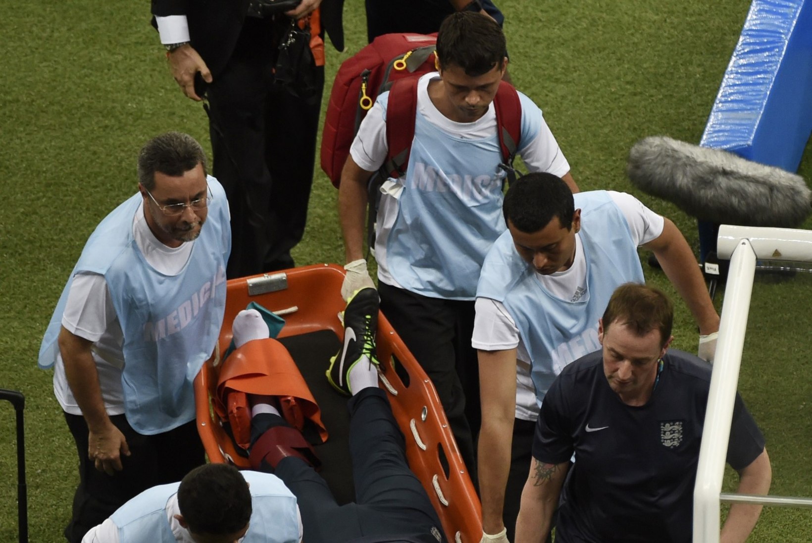 Inglaste füsioterapeut murdis väravat tähistades jala. Milliseid jaburaid vigastusi jalgpalliajaloost veel leiab?