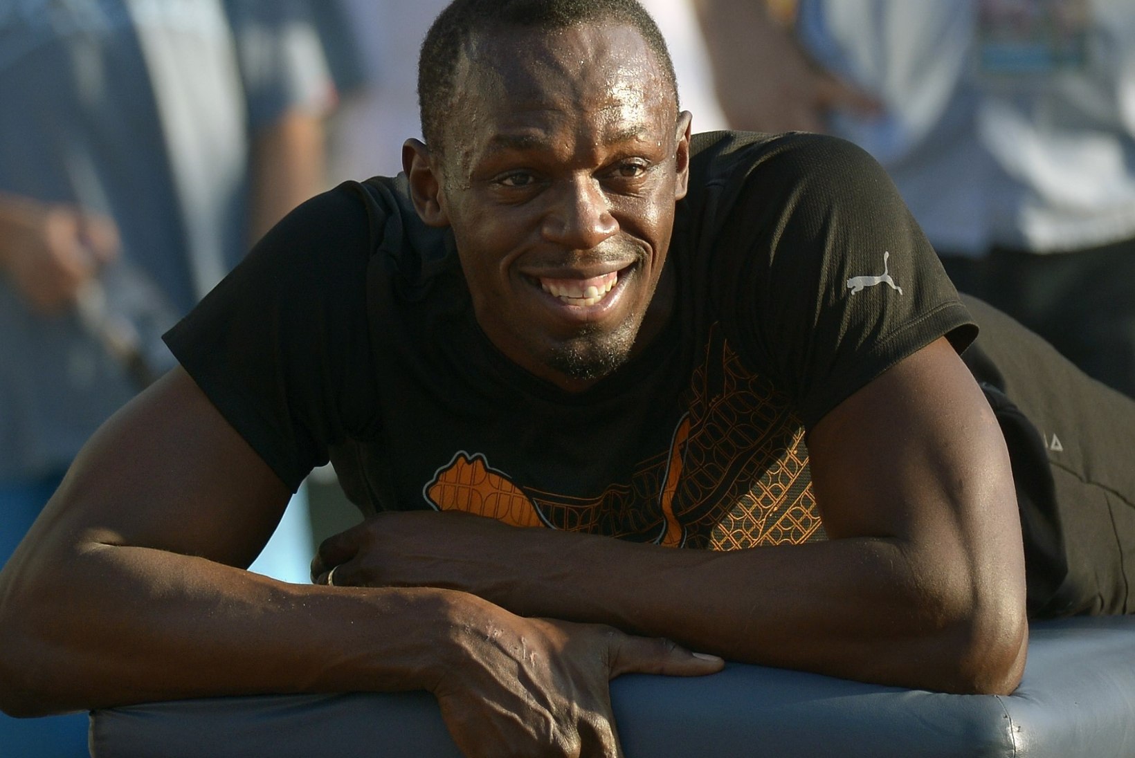 FOTOUUDIS: Jalgpalli MM-i karikas Usain Bolti õrnas embuses