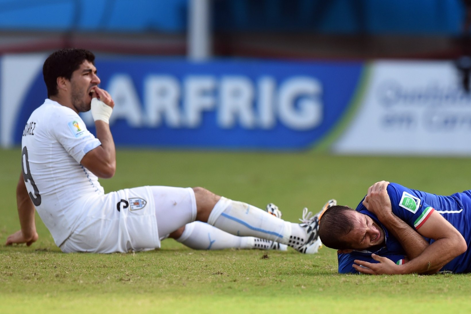 PÄEV MMil: Suarez hammustas itaallast, lisaminuti penalti viis Kreeka edasi