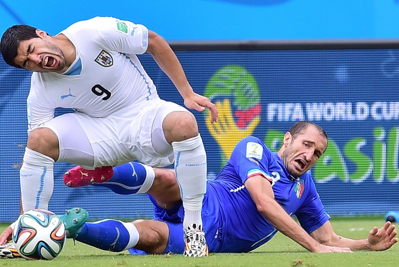 SKANDAAL! Uruguai kukutas Itaalia! Suarez hammustas (jälle) vastast!