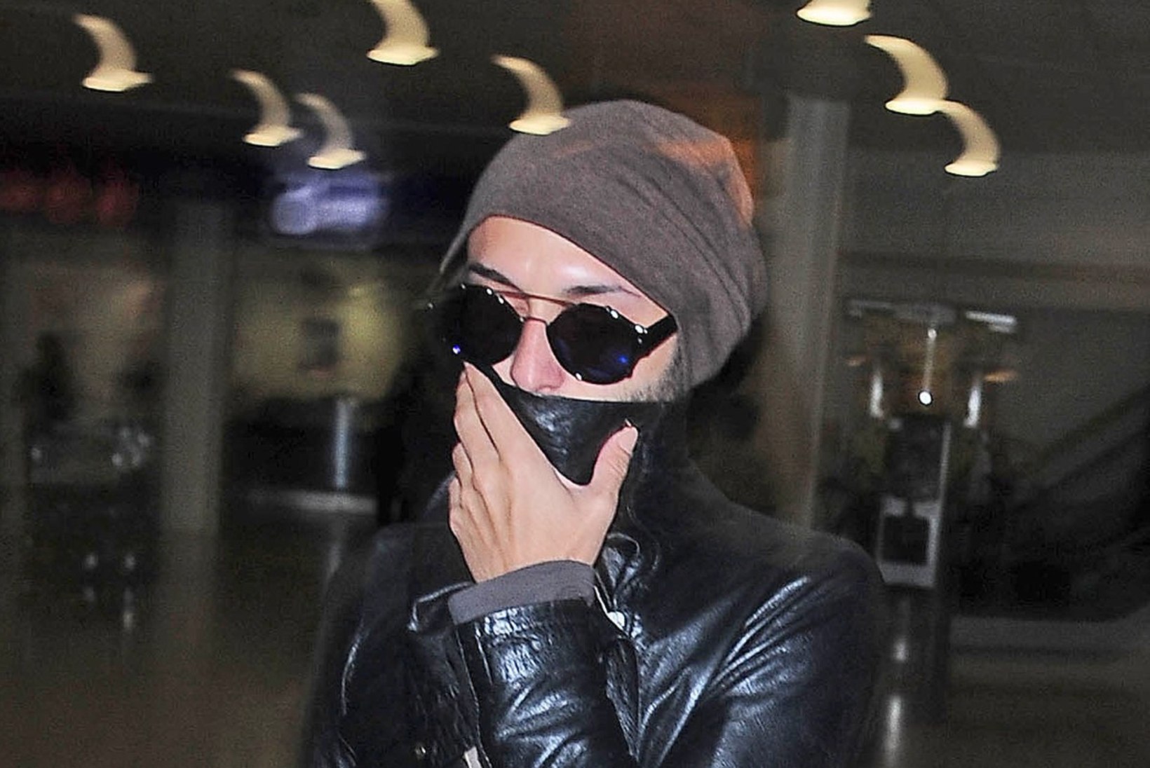 FOTOD: Conchita Wurst varjas Londonisse saabudes kiivalt oma nägu