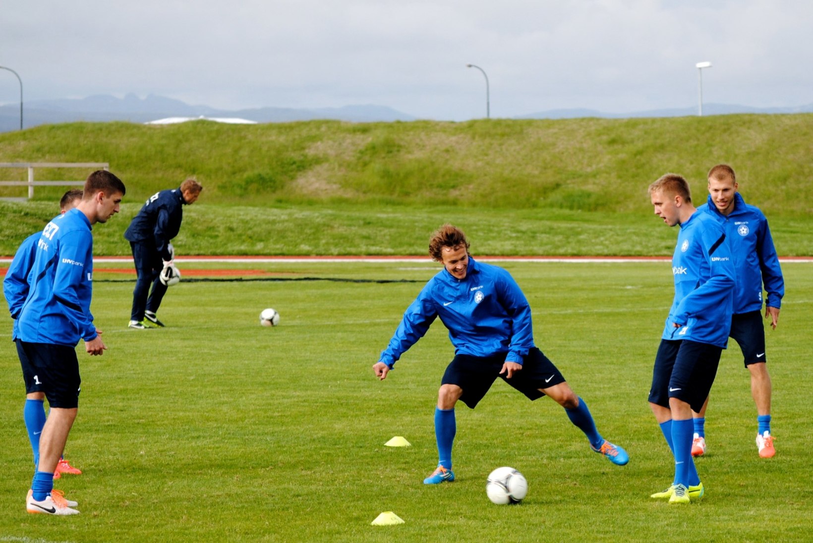 FOTOD: Eesti jalgpallikoondis valmistub heitluseks Islandiga