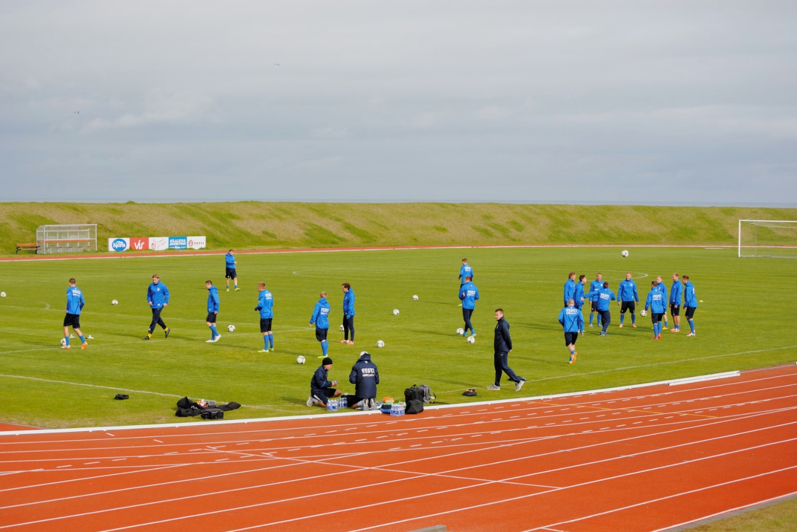 FOTOD: Eesti jalgpallikoondis valmistub heitluseks Islandiga