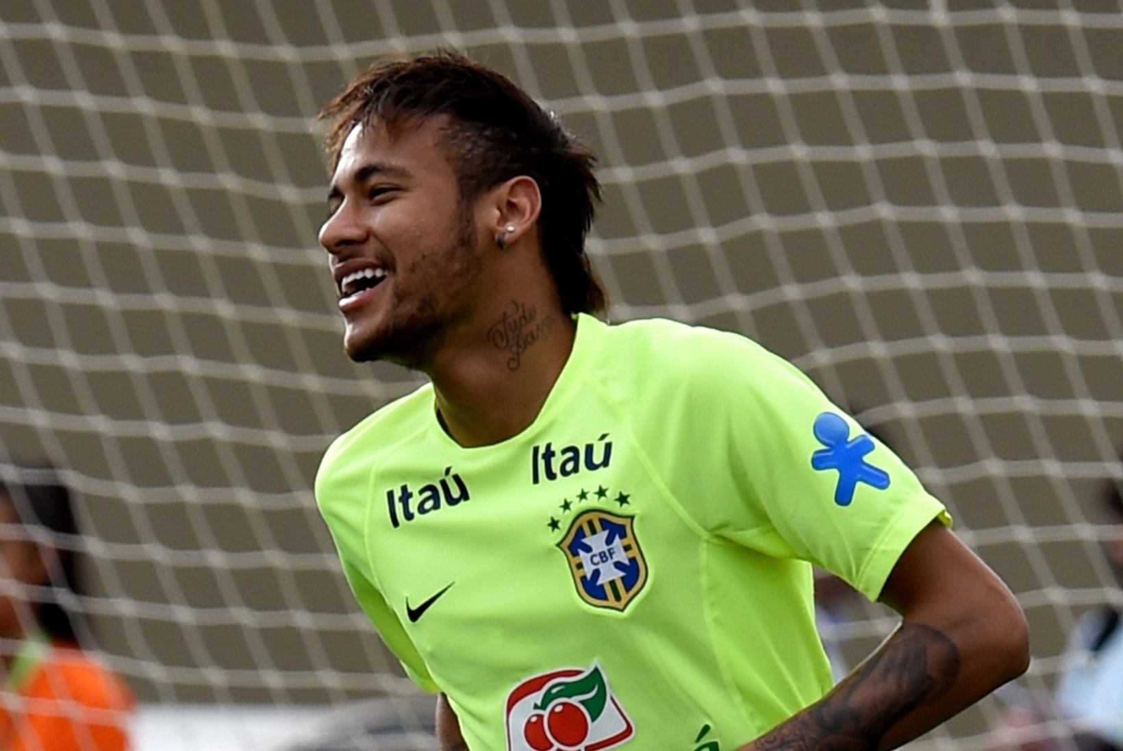 VIDEO: Neymar skooris Brasiilia trennis tõelise mammu!
