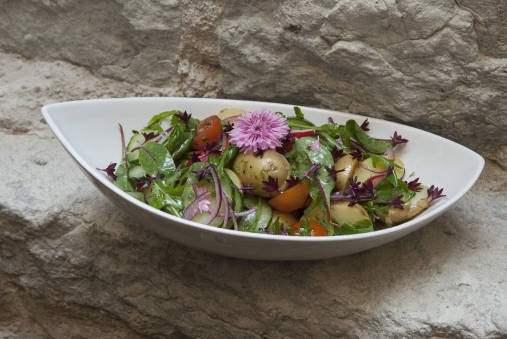 Suvised kerged salatid grilli kõrvale: miksi ja katseta värskete aiasaadustega