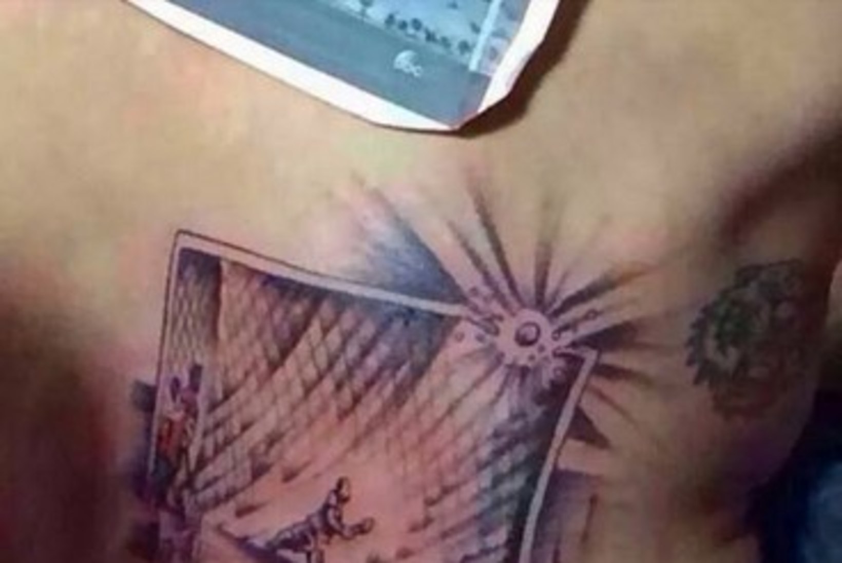 PILTUUDIS: Tšiili täht lasi viimaste sekundite möödalöögi kehale tatoveerida 