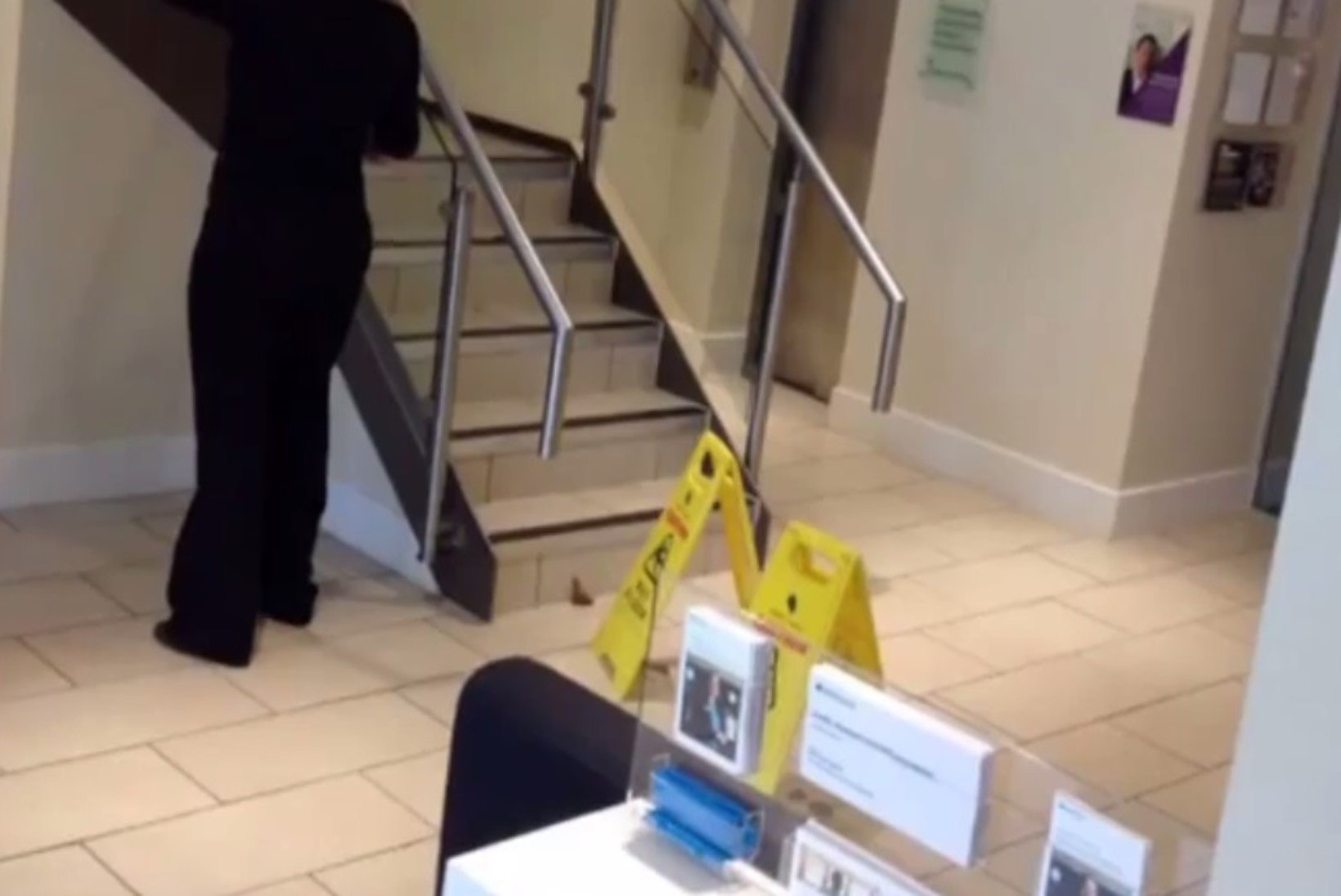 Vihane klient kergendas protesti mõttes oma keha panga põrandale