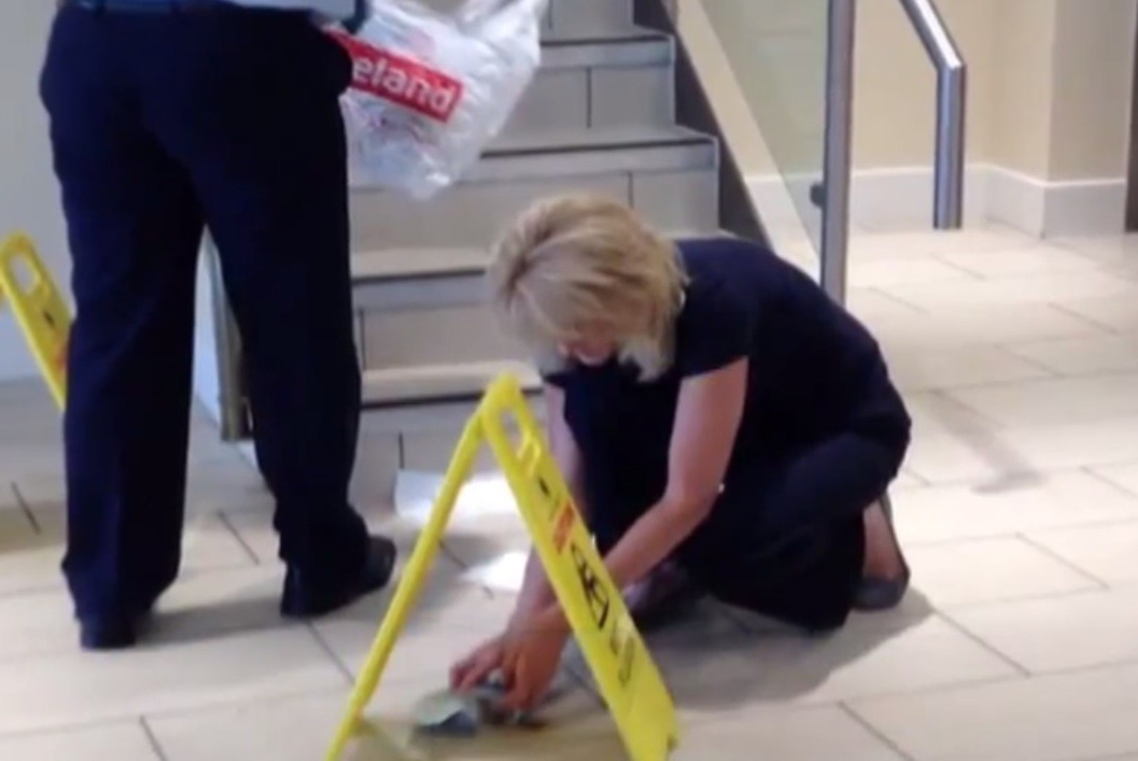 Vihane klient kergendas protesti mõttes oma keha panga põrandale