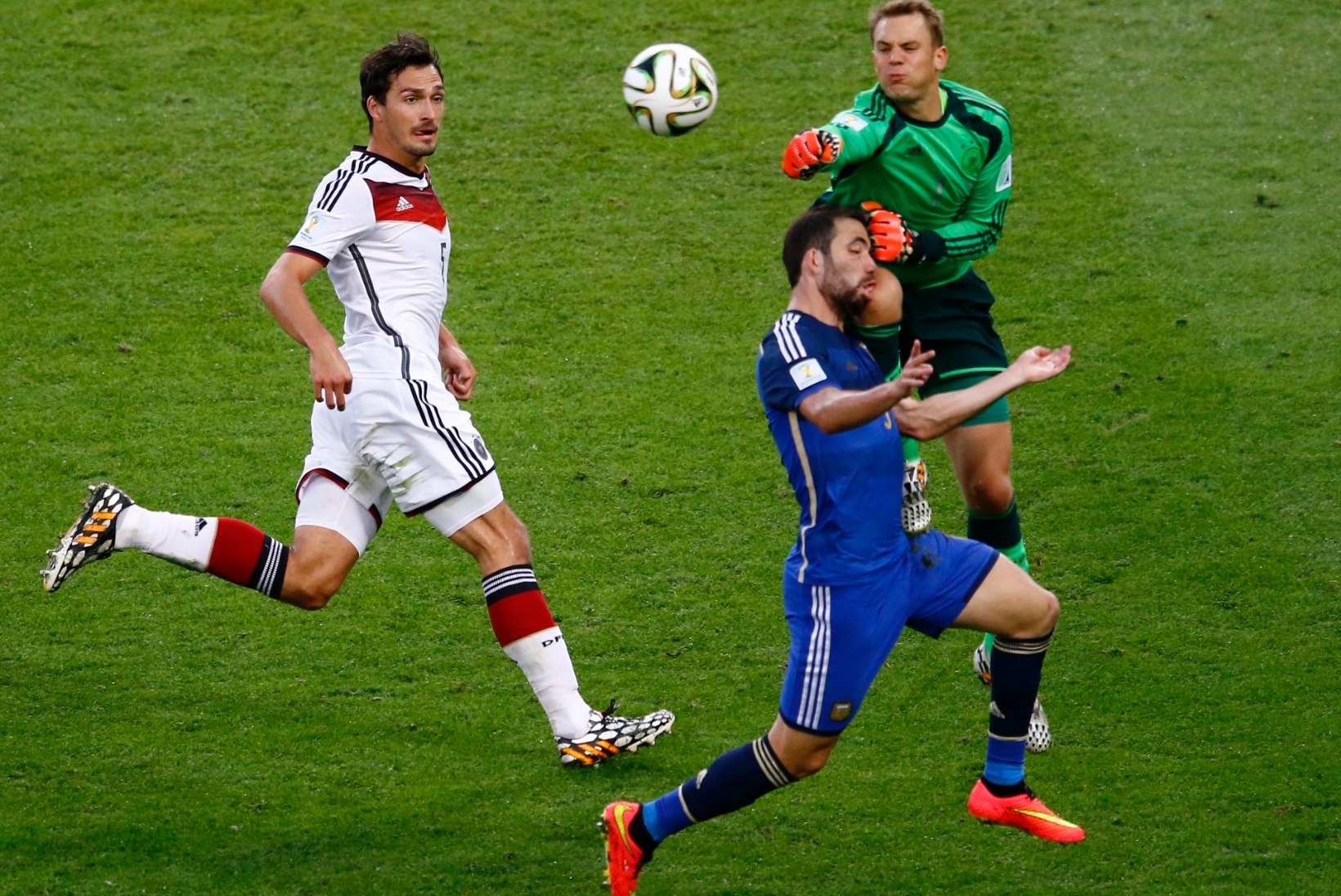 FOTOD: Manuel Neueri ja Gonzalo Higuaini õõvastav kokkupõrge