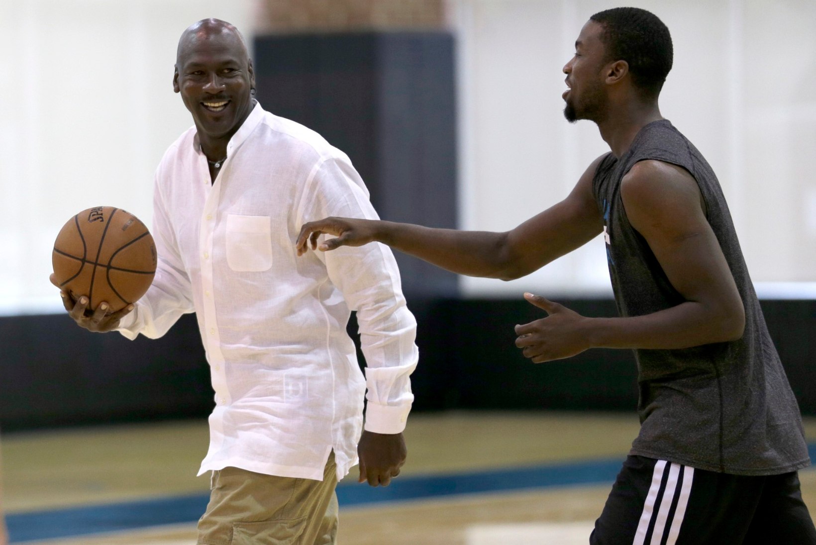 VIDEO: 51-aastane Michael Jordan näitab noorele kutile, kuidas korvpalli mängitakse