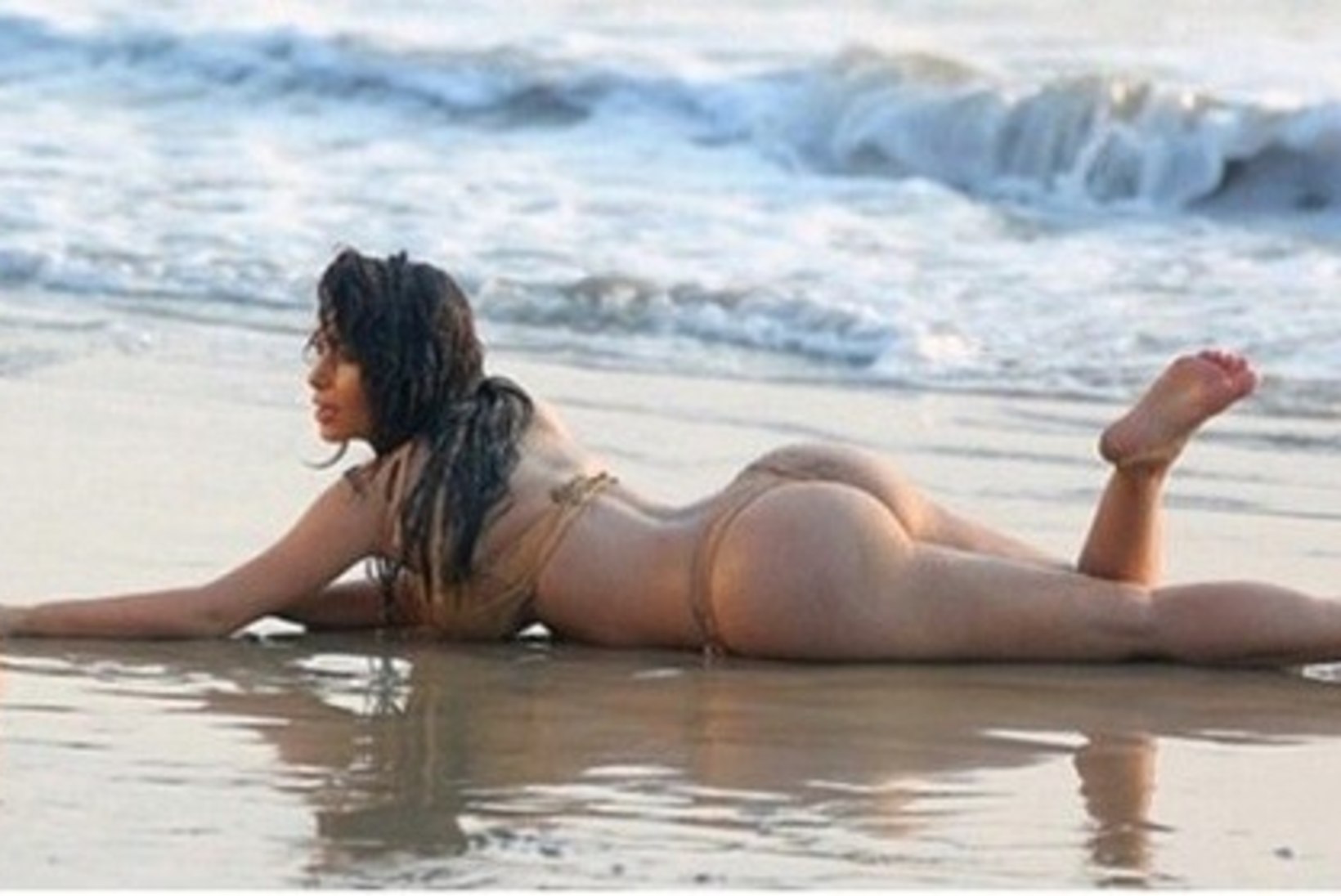 PILTUUDIS: Kim Kardashian näitas rannaliival tisse ja peput!