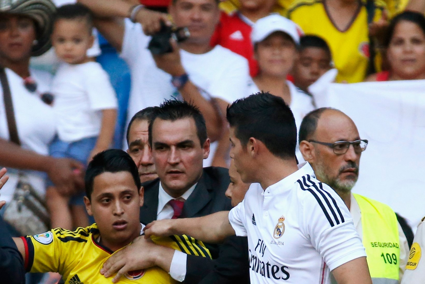 VIDEO: kaks fänni soovisid Madridi Reali uue staari oma käega üle katsuda