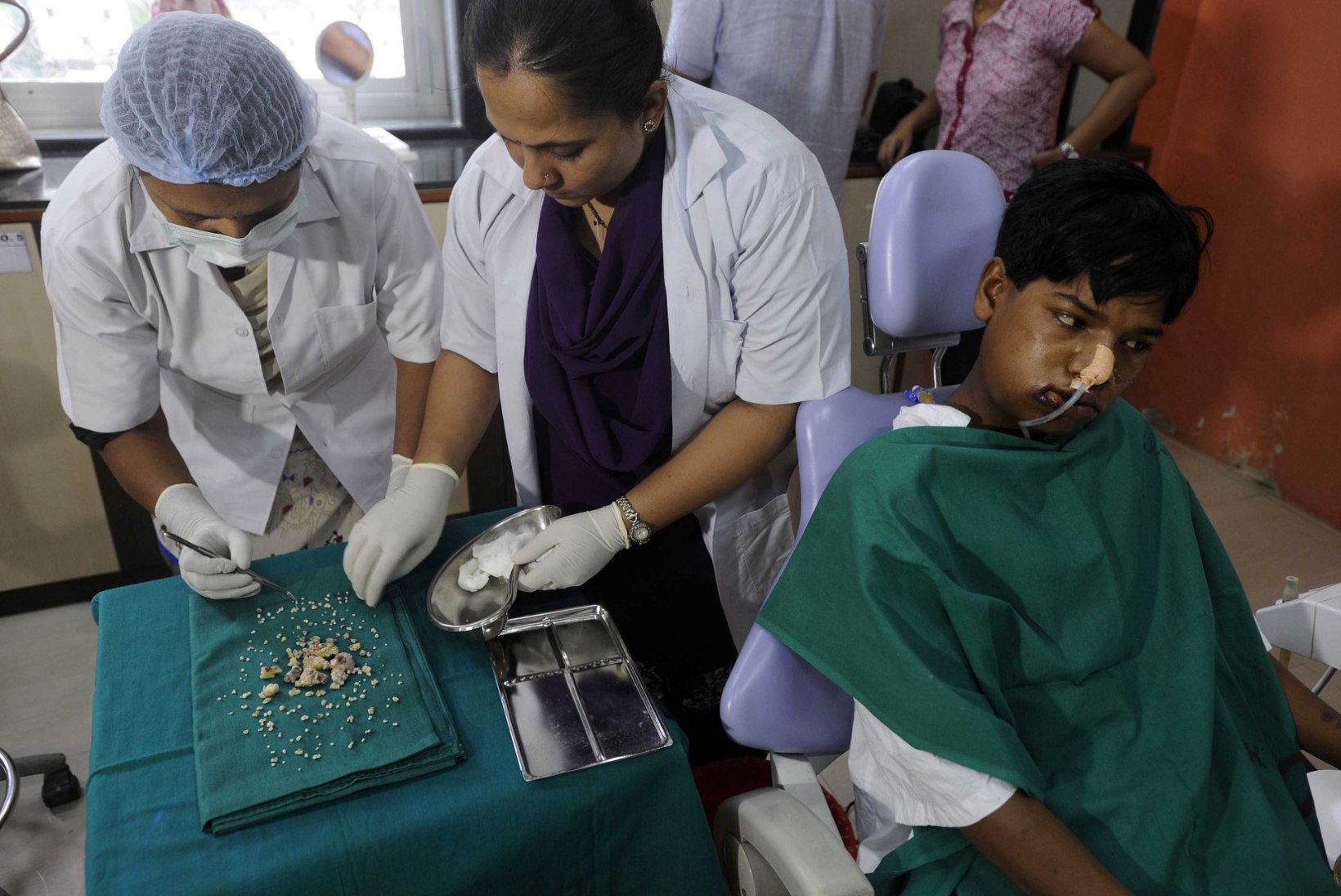 FOTOD: Indias eemaldati noormehelt 232 hammast!