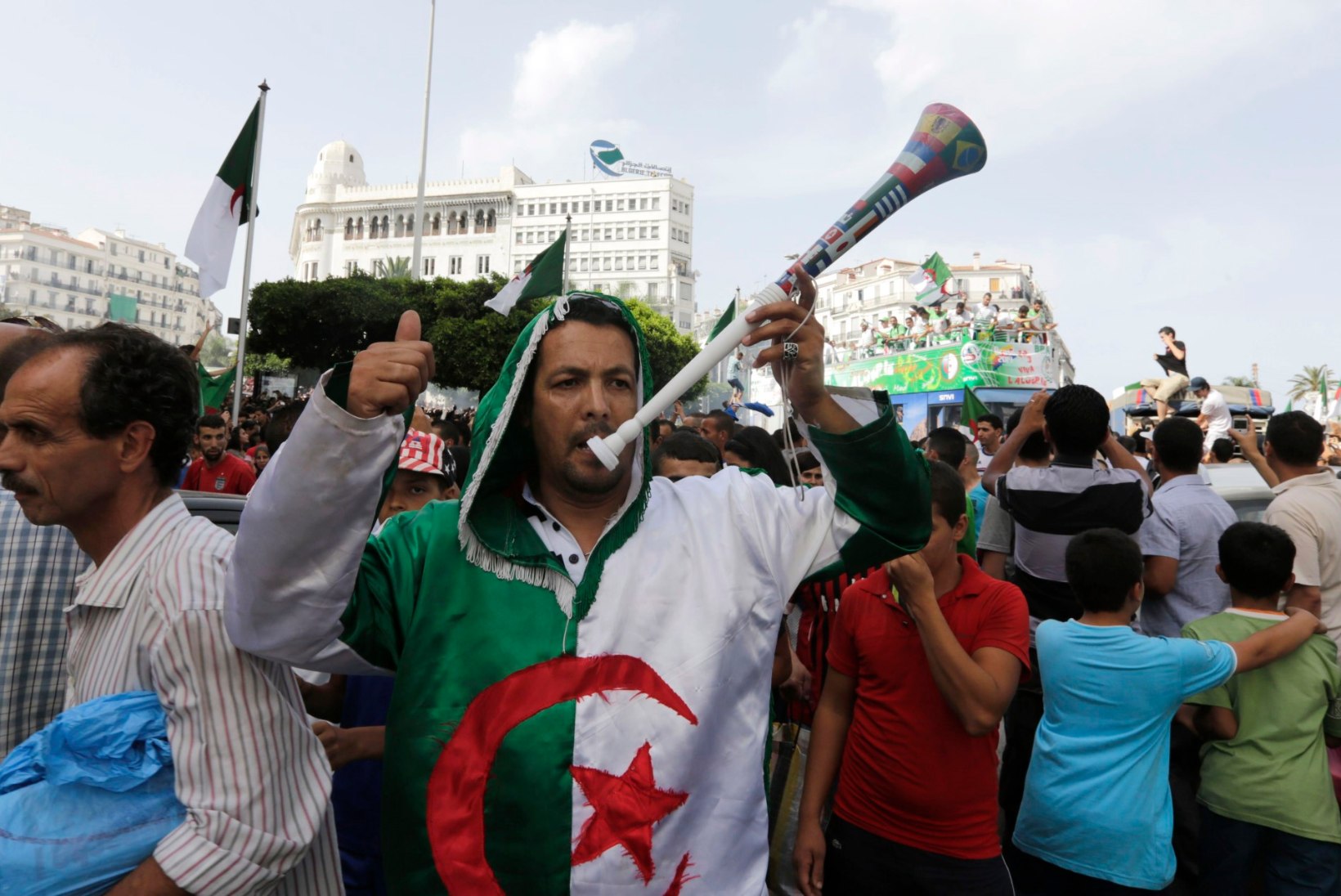 FOTOD JA VIDEO: Alžeeria tervitas kodumaale naasnud kangelasi