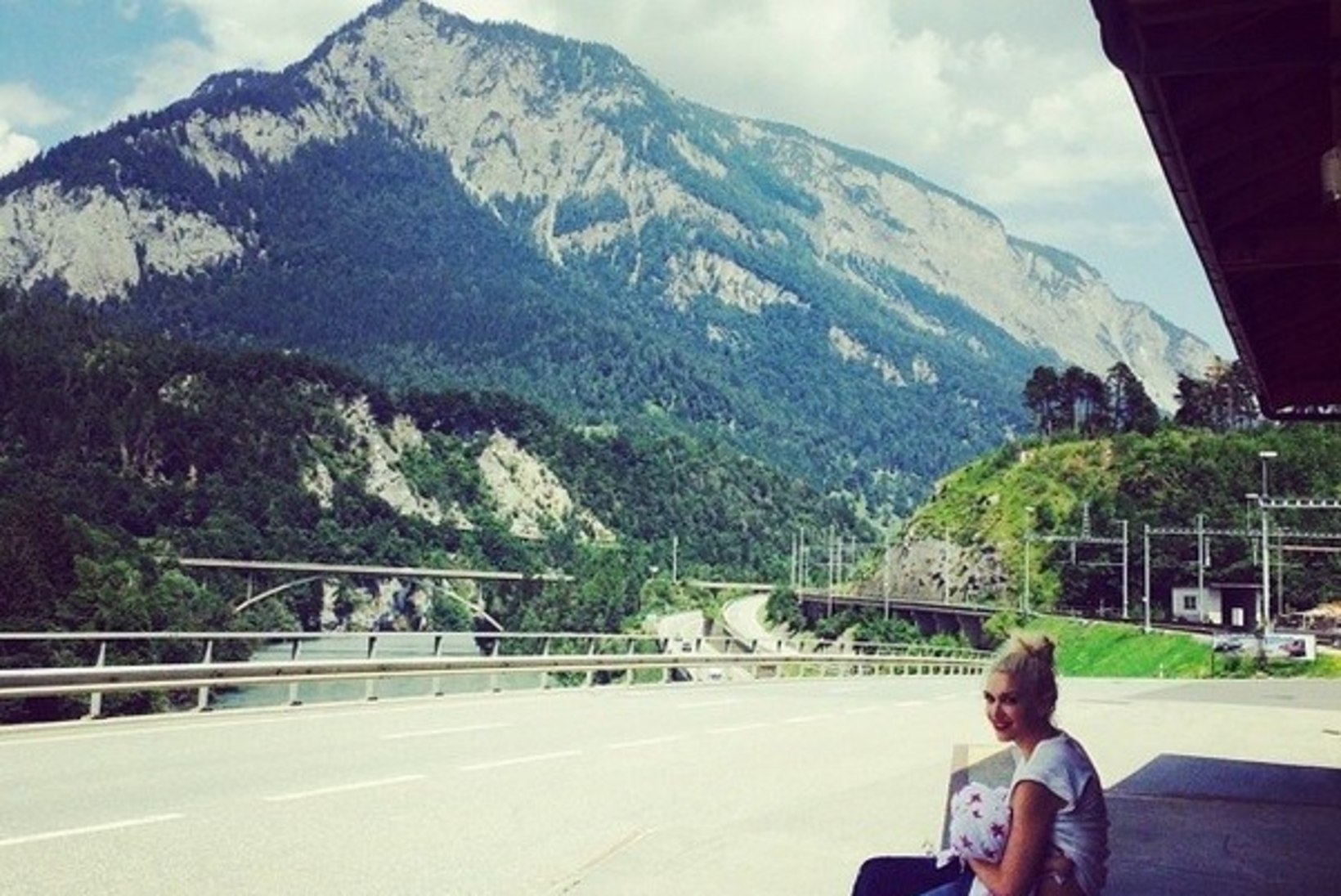 PILTUUDIS: Gwen Stefani andis Šveitsi mägede taustal lapsele rinda