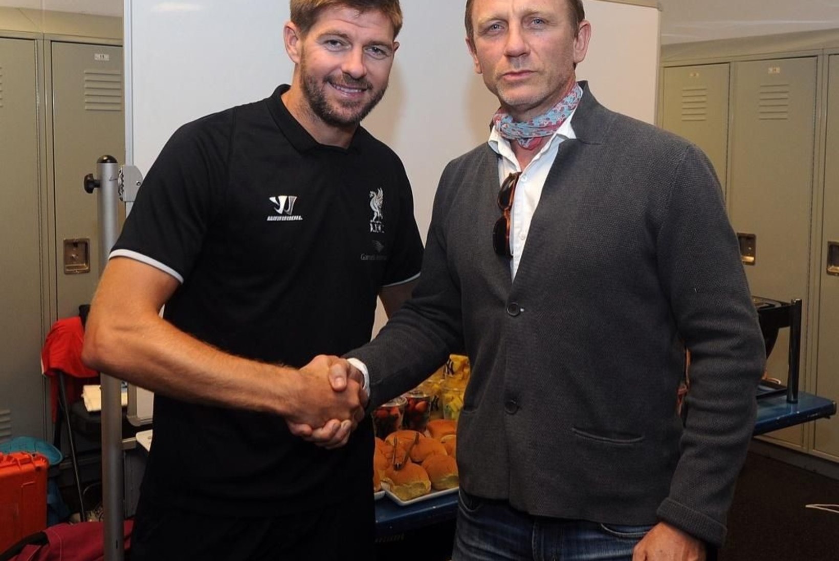 FOTOUUDIS: Liverpooli kapten kohtus James Bondiga