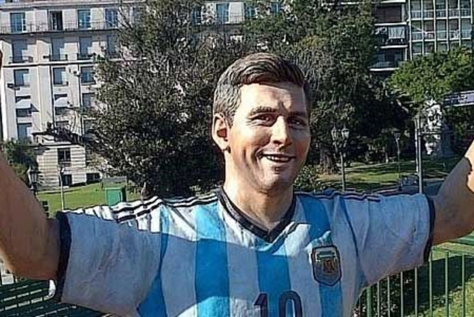 FOTOUUDIS: Messi skulptuuril lõigati sõrmed maha