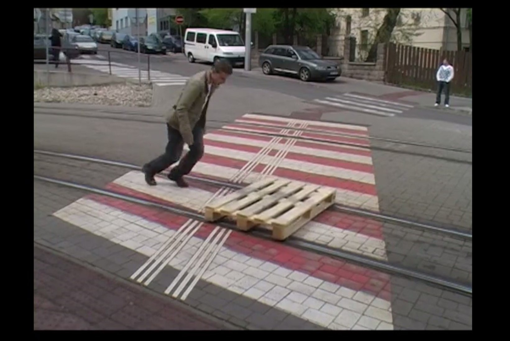 VIDEO: mees sõidab piki trammiteed euroalusega