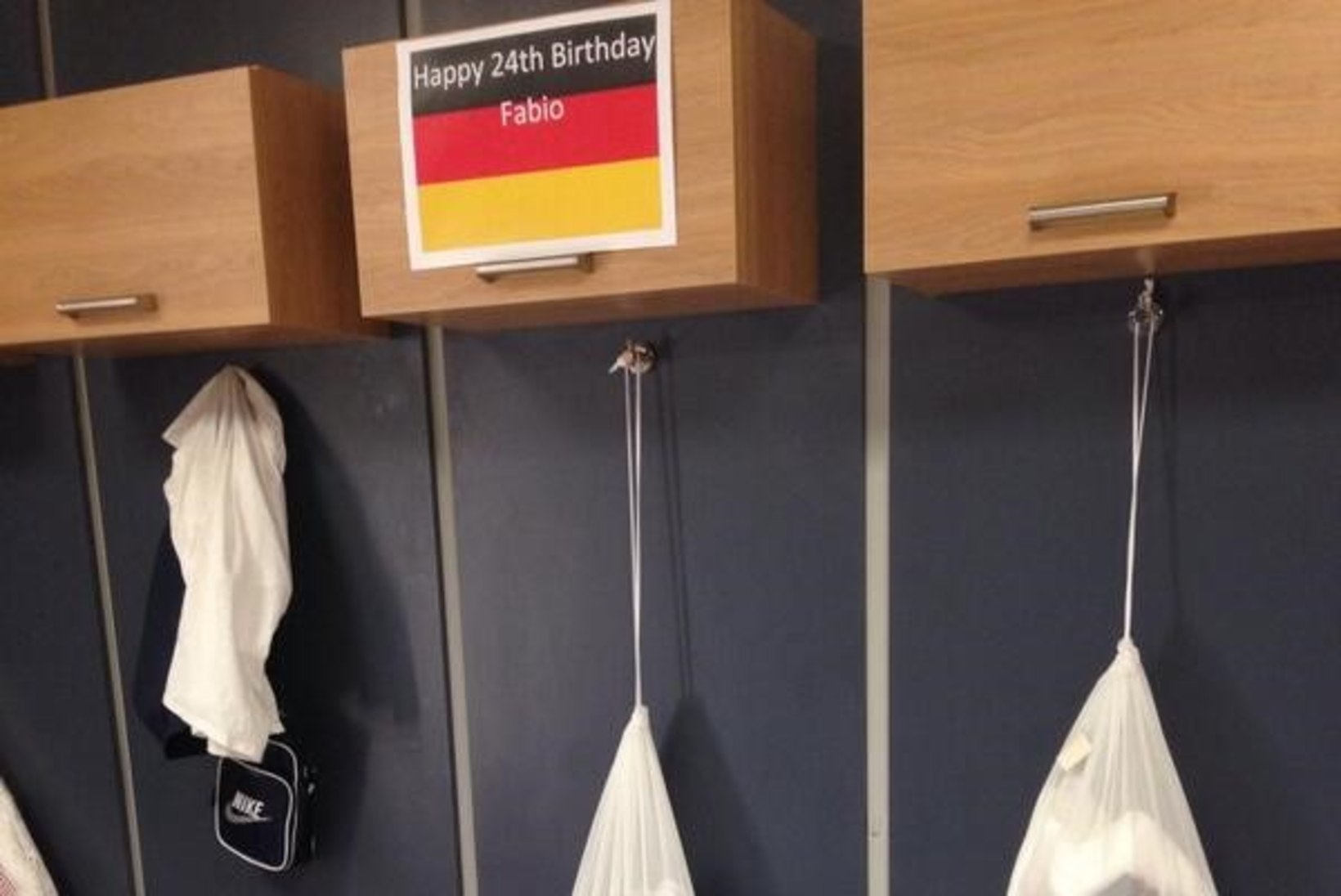 FOTO: meeskonnakaaslased tögavad sünnipäevalapsest brasiillast Saksa lippudega