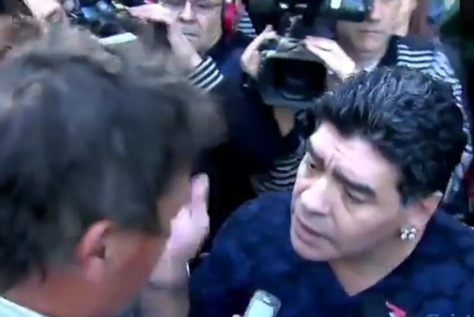 VIDEO: Maradona kostitas ajakirjanikku kõrvakiiluga!
