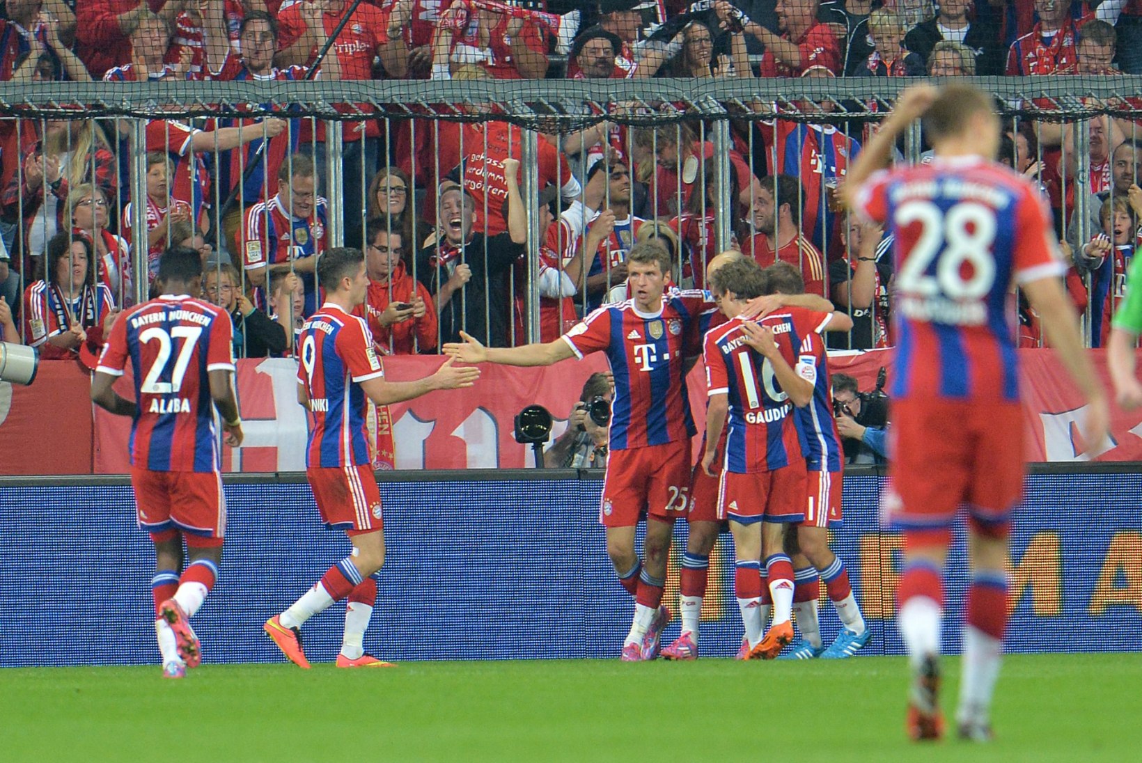 GALERII: Bayern pääses avamängus šokist